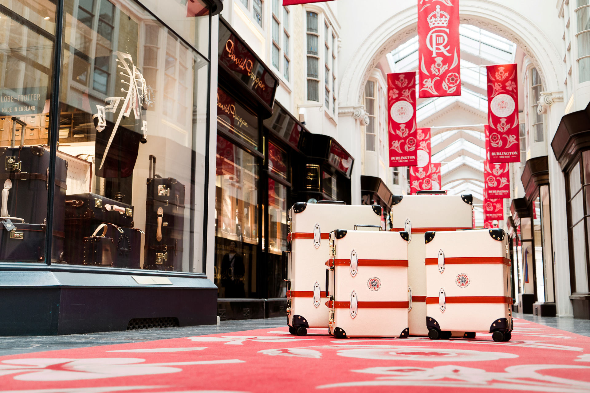 グローブ・トロッターがチャールズ3世の戴冠を記念したモデルの受注販売を開始