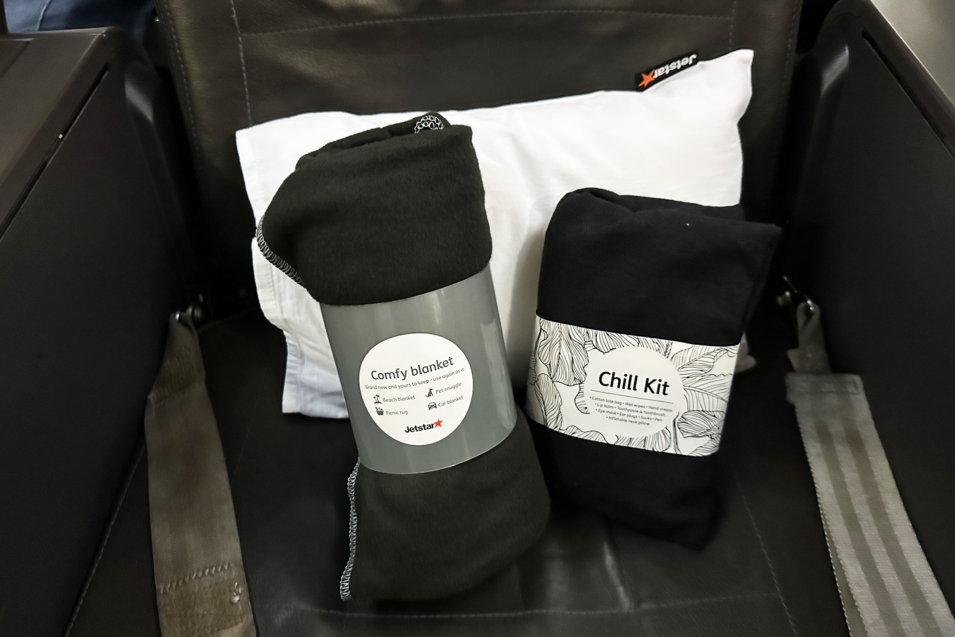無料のアメニティ。黒いエコバッグのなかにはハンドクリーム、リップ、ボールペン、耳栓、靴下、ネックピローなど