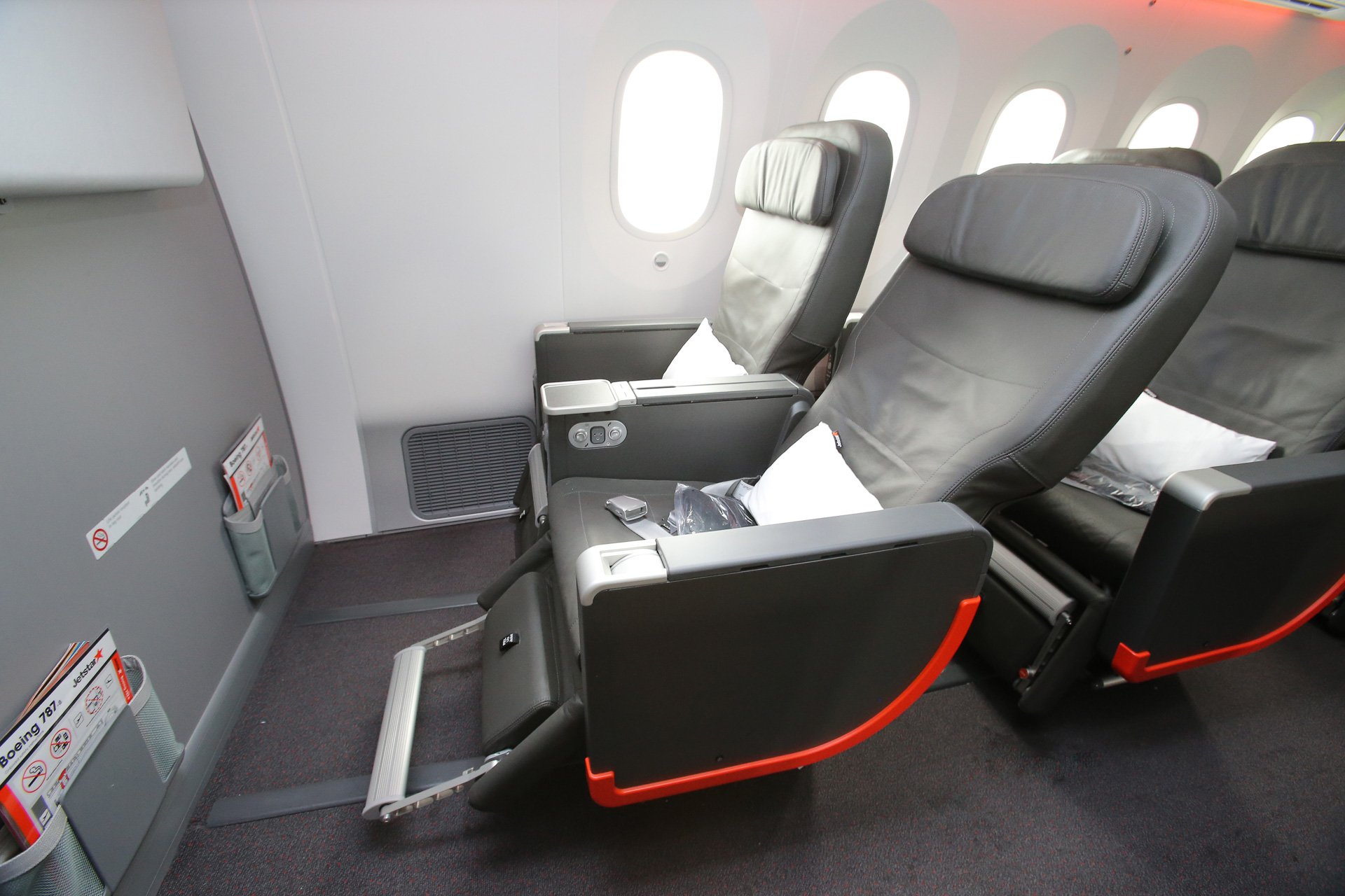 ビジネスクラスのシート。フルフラットにはなりませんがゆったりした革張りシートで快適でした（画像提供：ジェットスター）