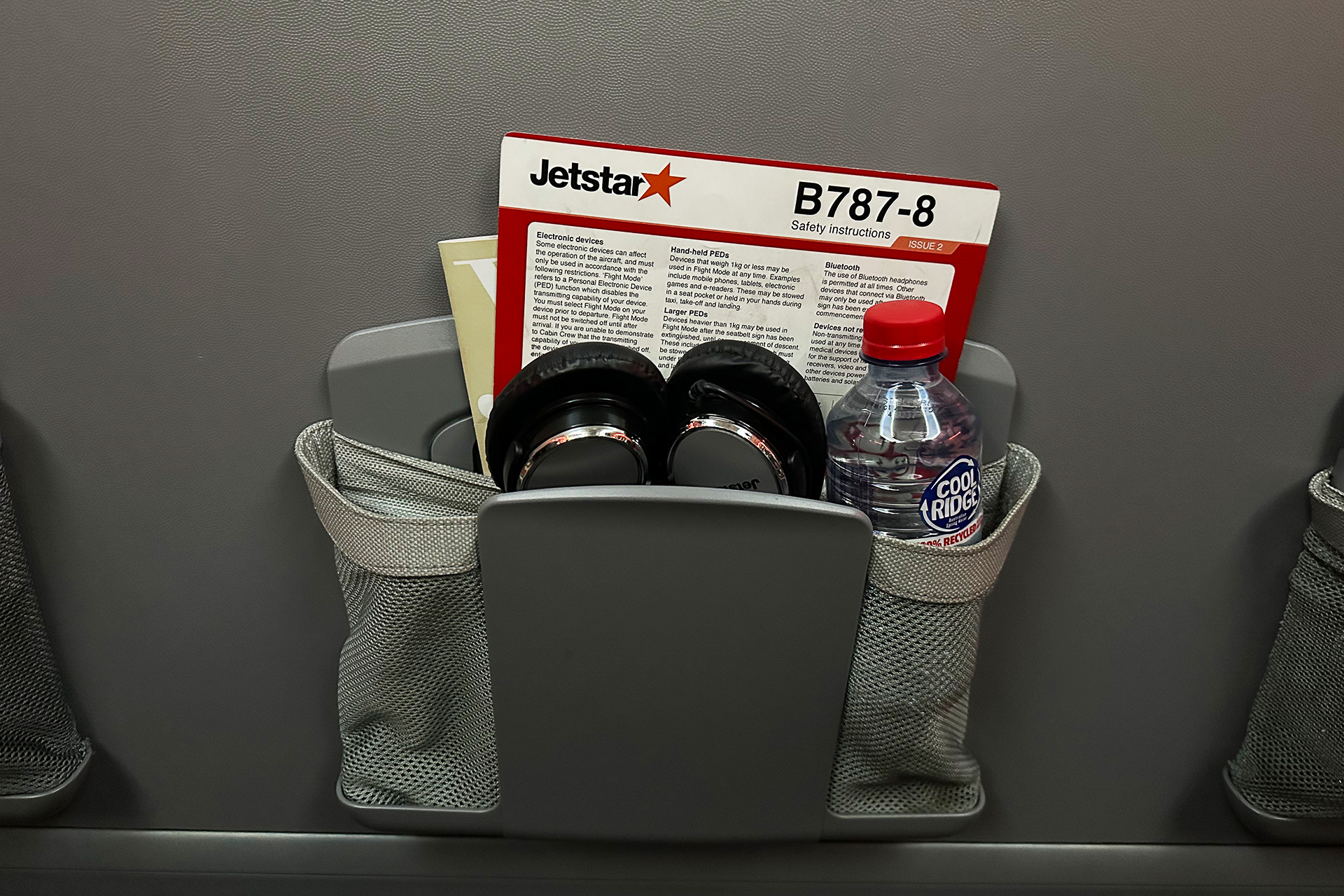 一番前の席だったのでミネラルウォーターやヘッドフォンなどが入ったシートポケットは目の前の壁に