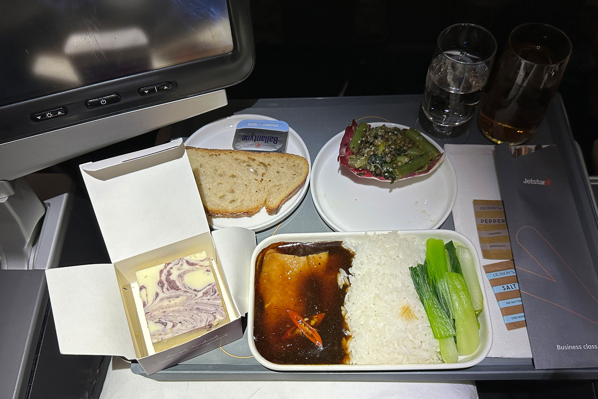 機内食は夕食と朝食の2回。夕食はチキン、魚、ヌードルの3種類からチョイスできます