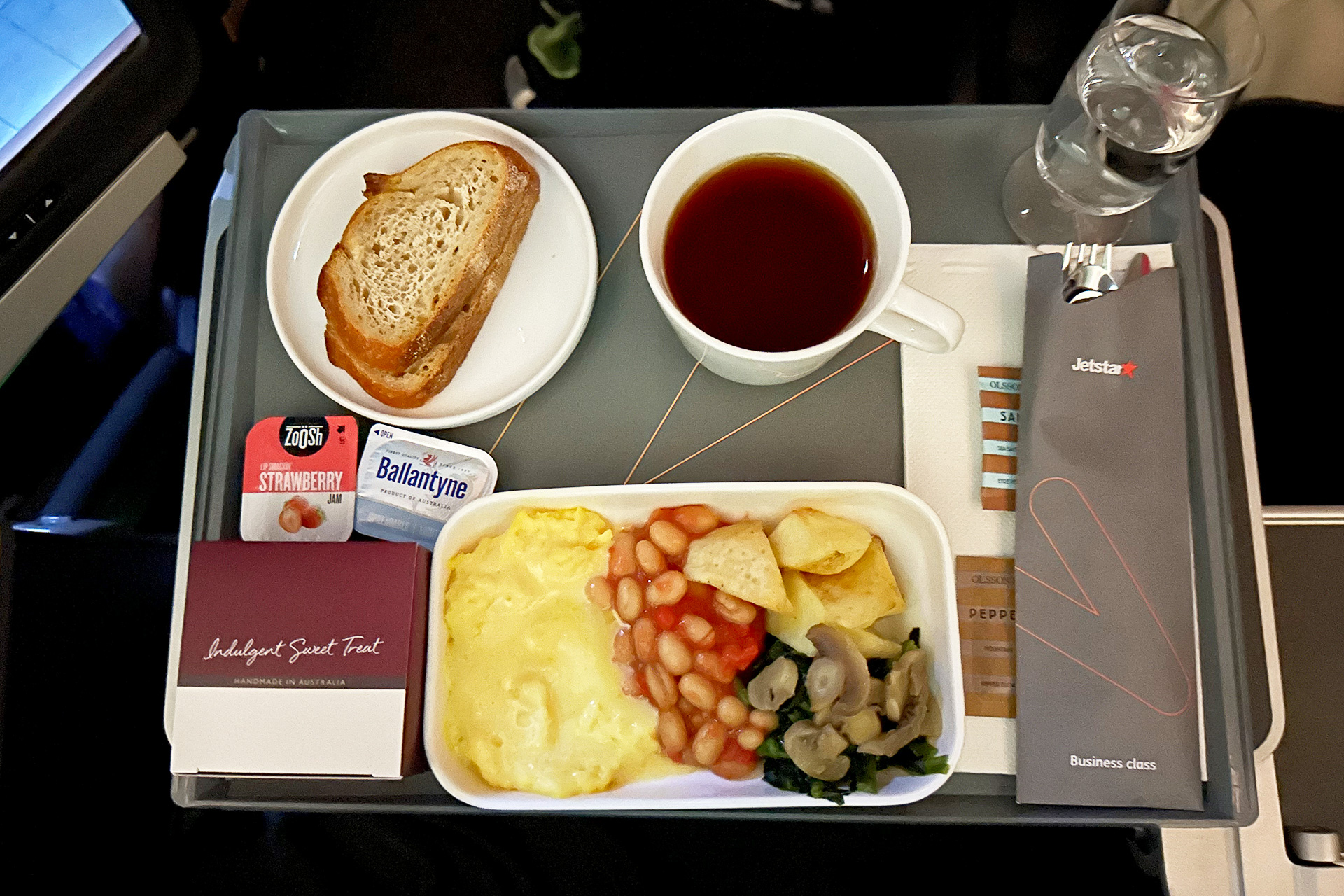 朝食。といっても深夜2時頃に食べることになるので寝ていたい人はパスしてもいいかも