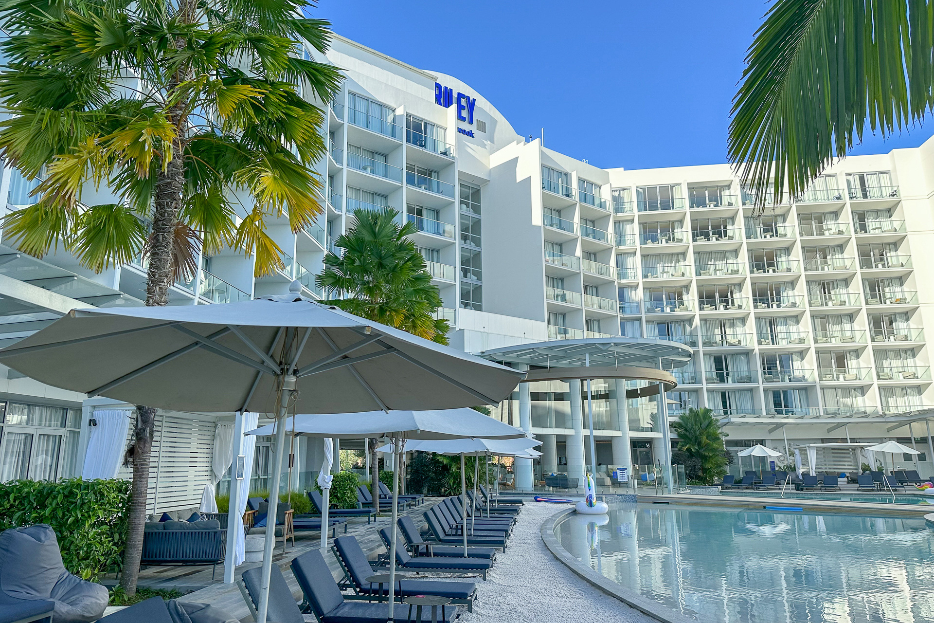 1000m<span class="em sup">2</span>超えのケアンズで一番大きなホテルラグーン・プール完備。実はケアンズは泳げるビーチがないため、泊まっているホテルにこれだけ大きなプールがあるというのはうれしい！