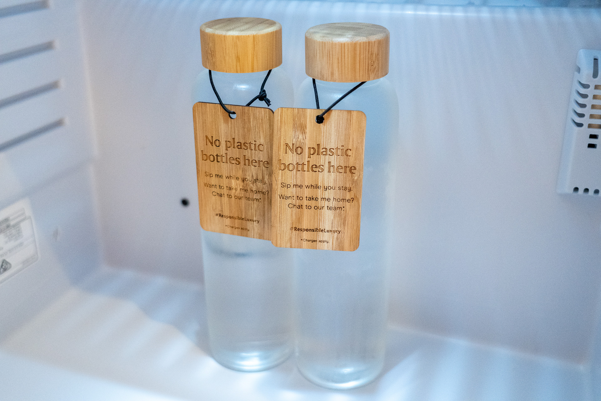 水はペットボトルでは置かずガラスボトルで