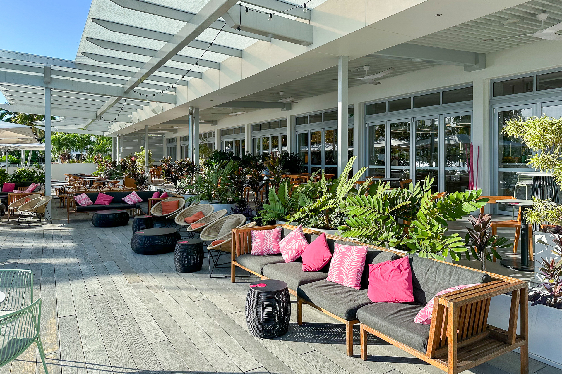 緑いっぱいのテラス席も