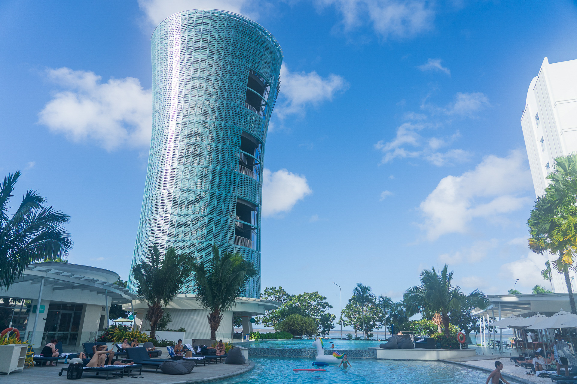 本館とプールを挟んで建つタワー棟には全46室