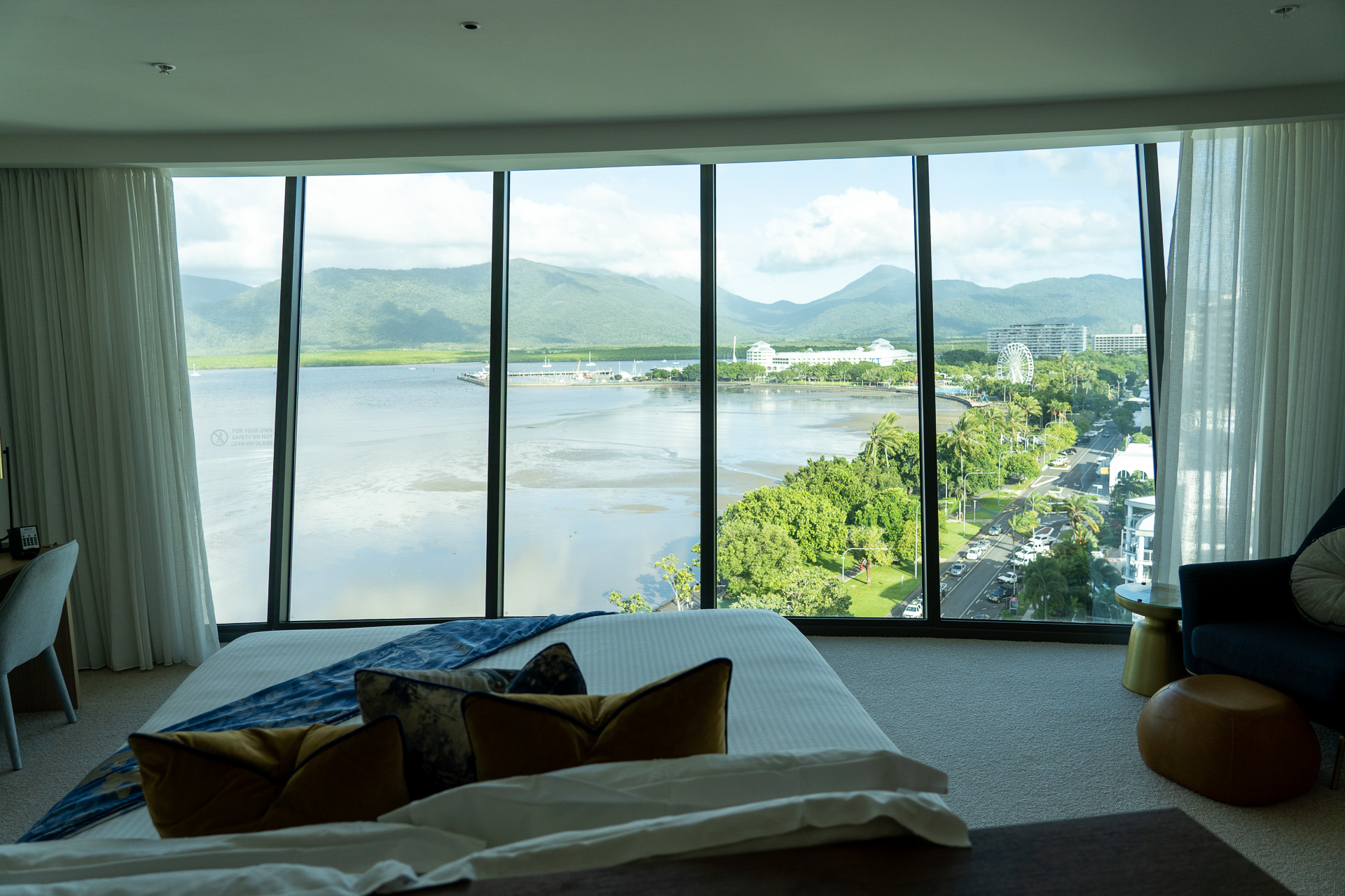 見学したタワー棟11階の「パノラミック シービュー ルーム」。ベランダはありませんが床から天井までの全面ガラス張り（しかもこの角度）は大迫力！　ケアンズの景色独り占めといった感じ