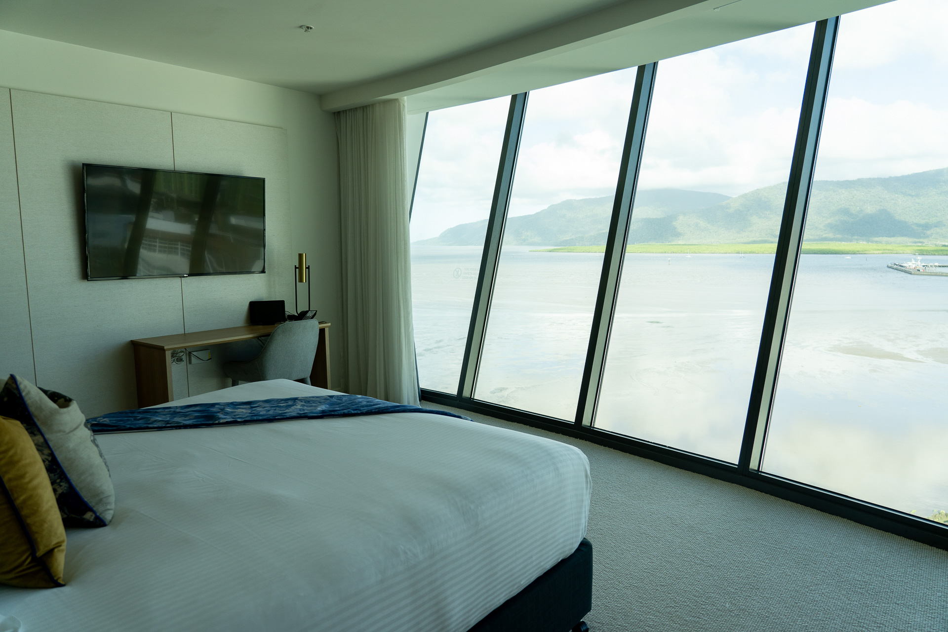 見学したタワー棟11階の「パノラミック シービュー ルーム」。ベランダはありませんが床から天井までの全面ガラス張り（しかもこの角度）は大迫力！　ケアンズの景色独り占めといった感じ