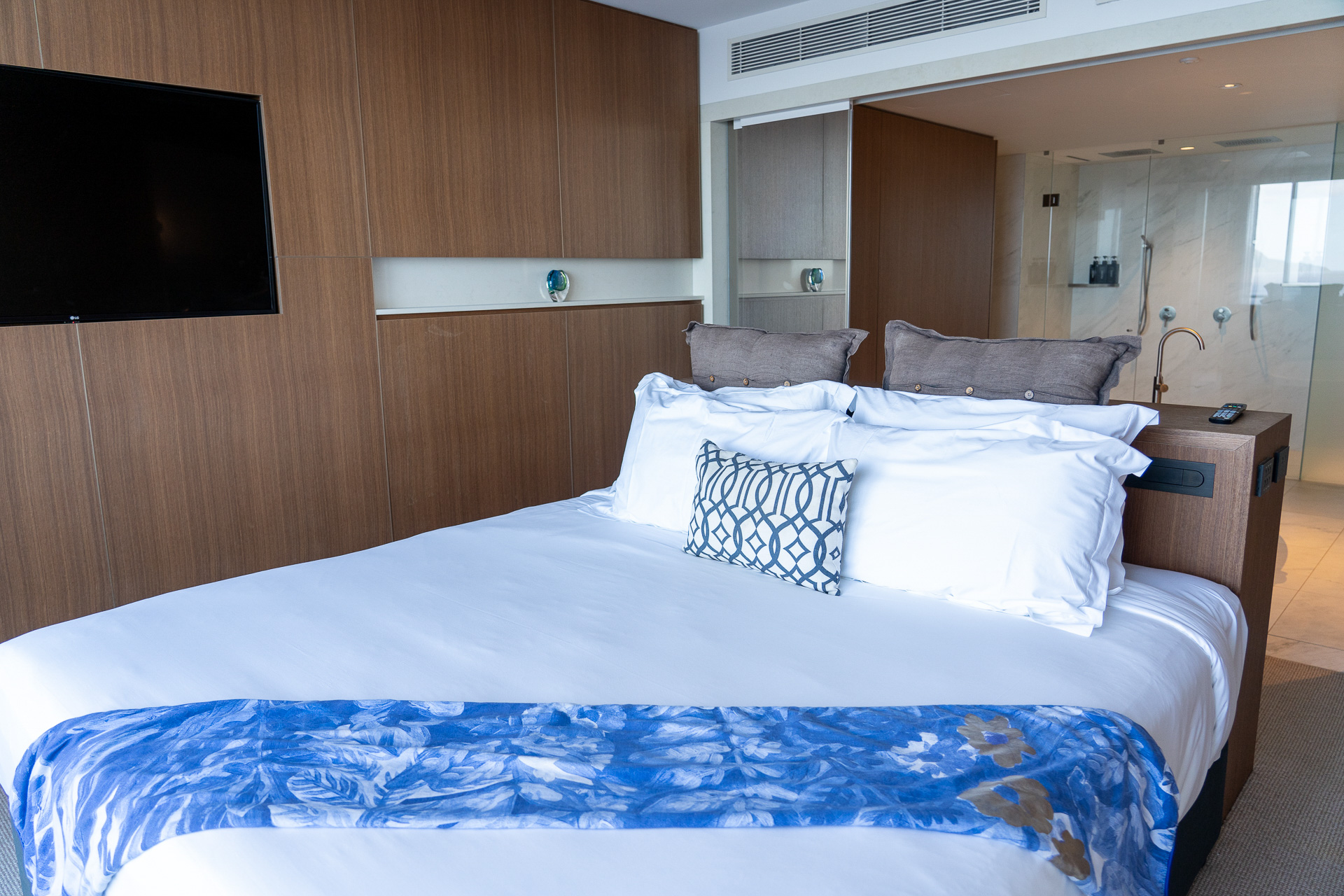 本館最上階には7室のスイートが。お部屋の広さ69m<span class="em sup">2</span>～とゆったりです。ハネムーンにぴったりなのでは？