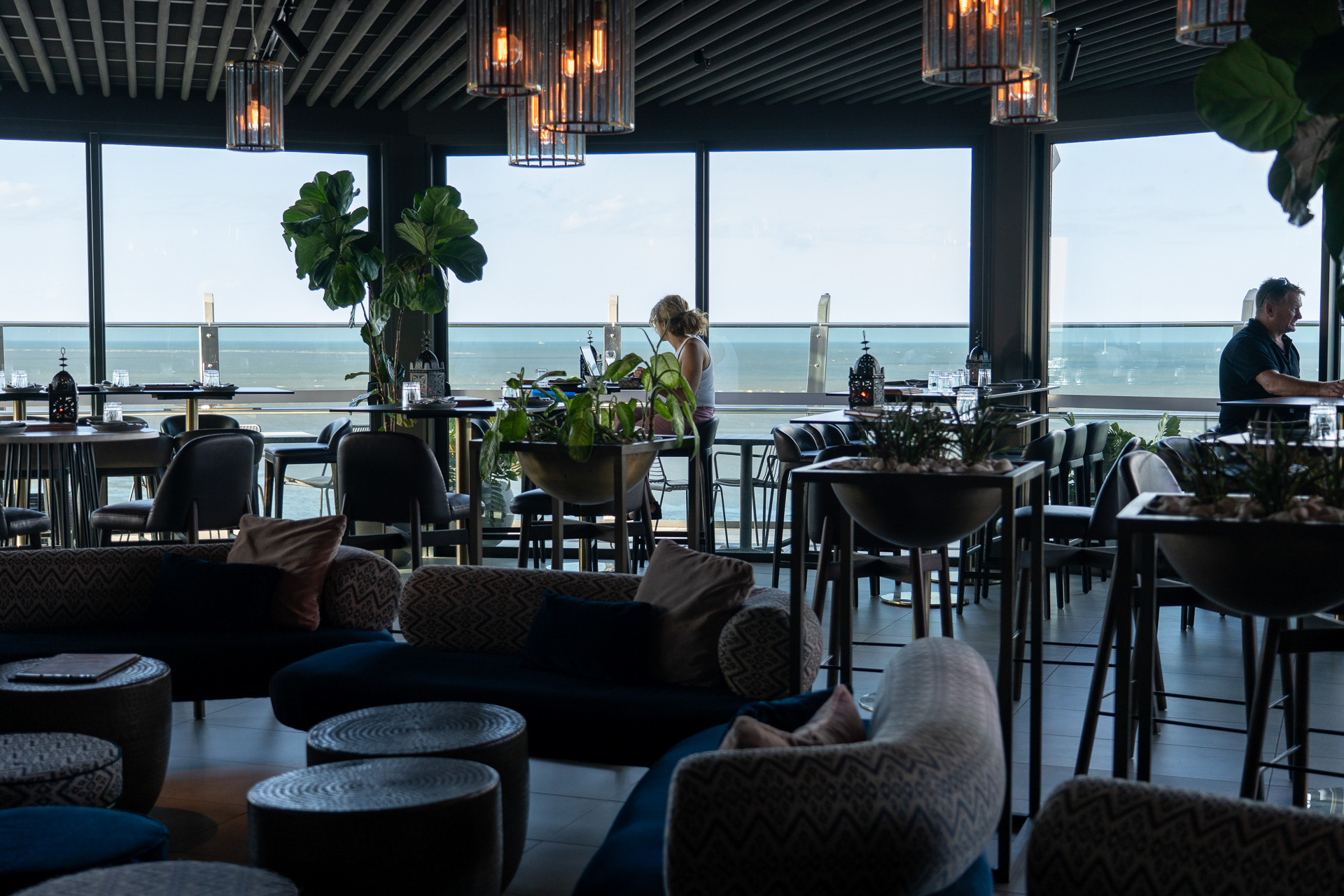 タワー棟の最上階にはルーフトップバー「Rocco」