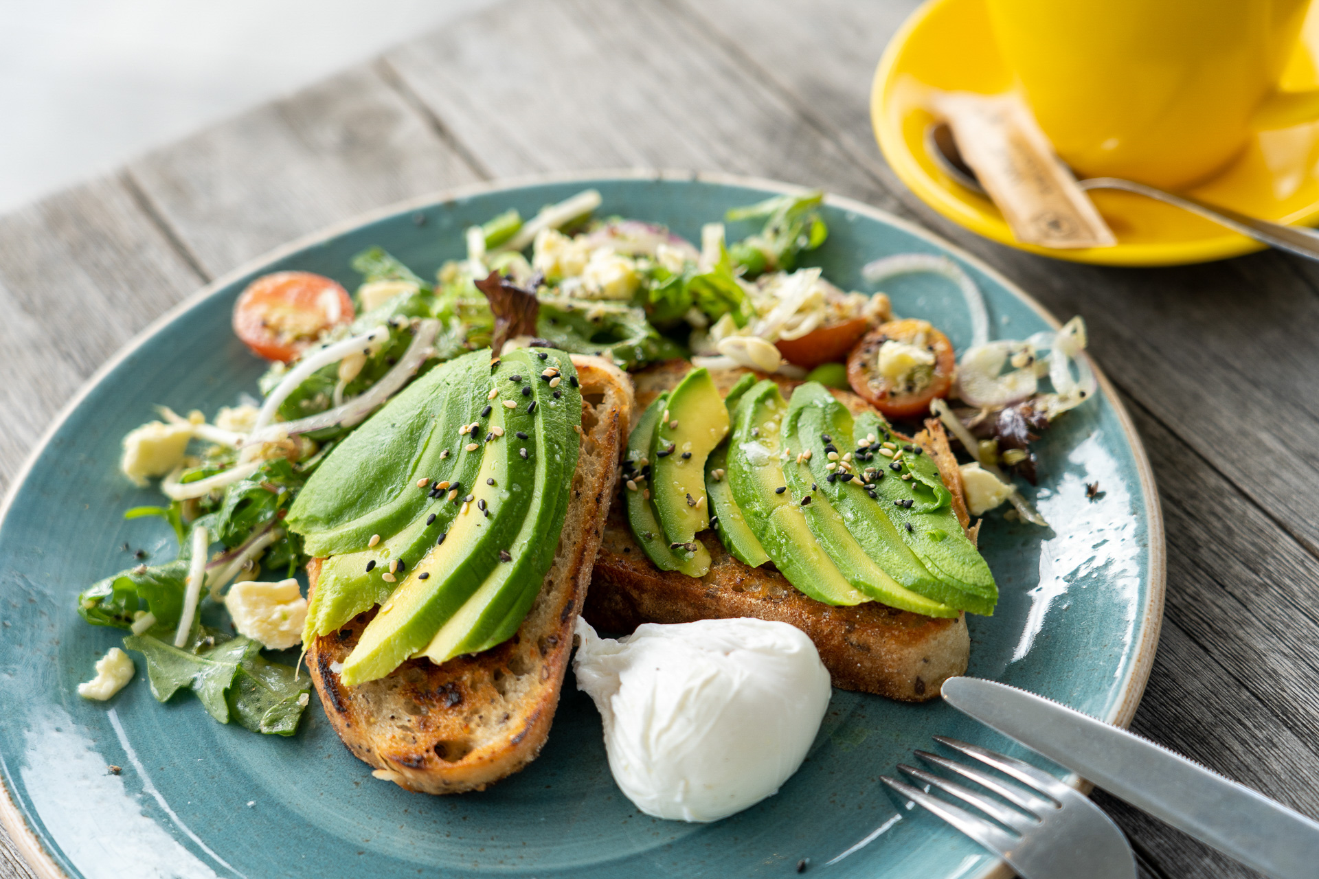 アボカドが乗ったトーストやオープンサンドは定番カフェメニューのようでした