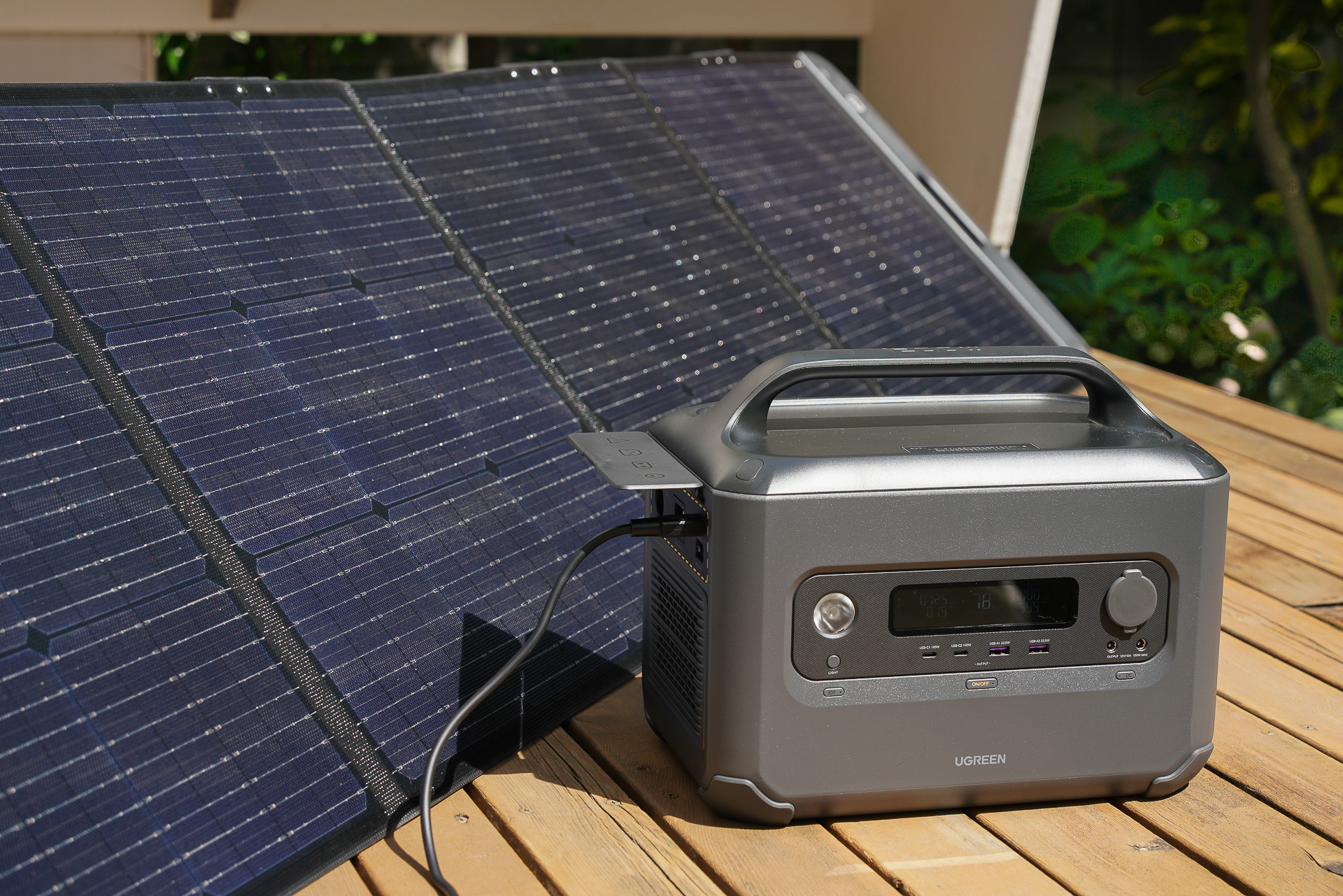 UGREENのポータブル電源「PowerRoam 1200」とソーラーパネル「SC200」