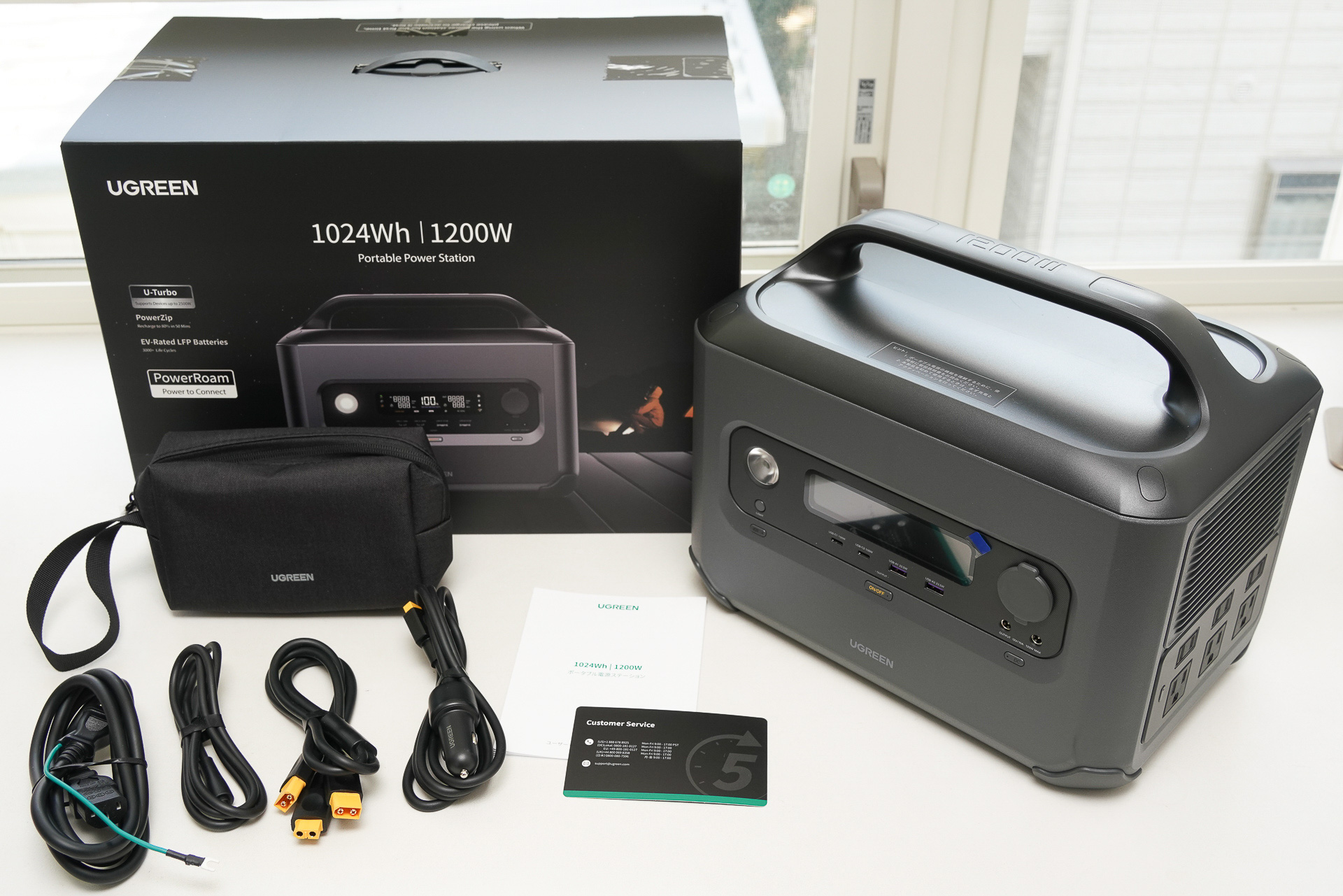 同梱物。ケーブル収納ケース、5年保証のカード