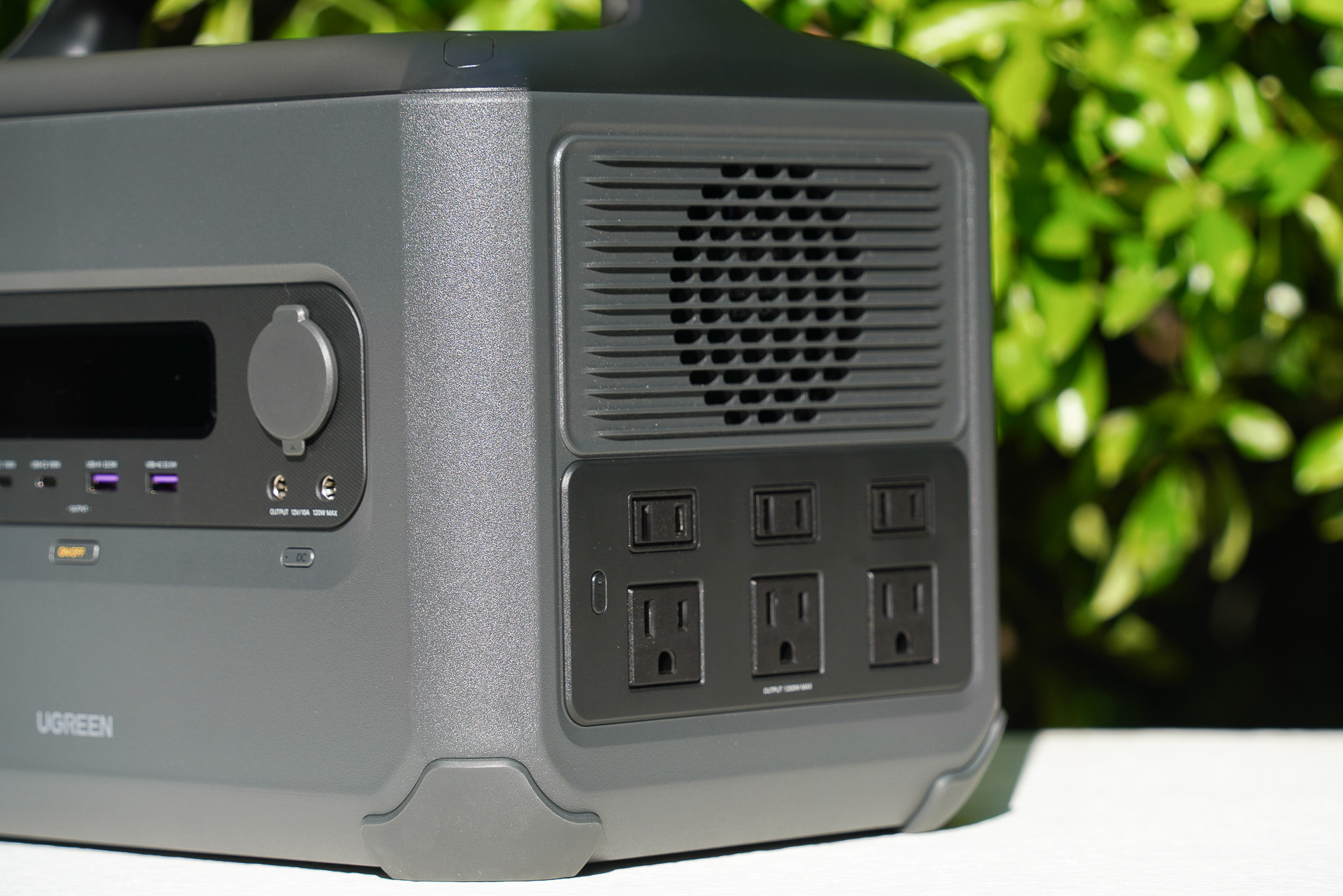 右側面AC100V出力は6つ。上部は大型の冷却ファン