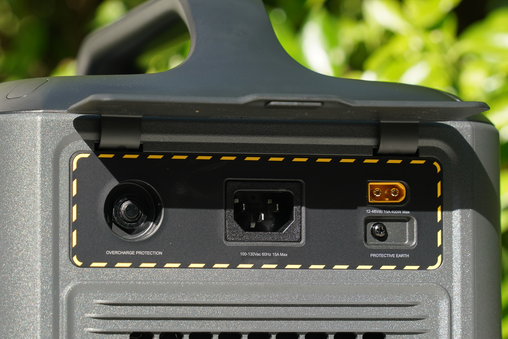 左側面の入力ポートにはフタがある。AC100Vとソーラーパネルを接続するXT60ポート