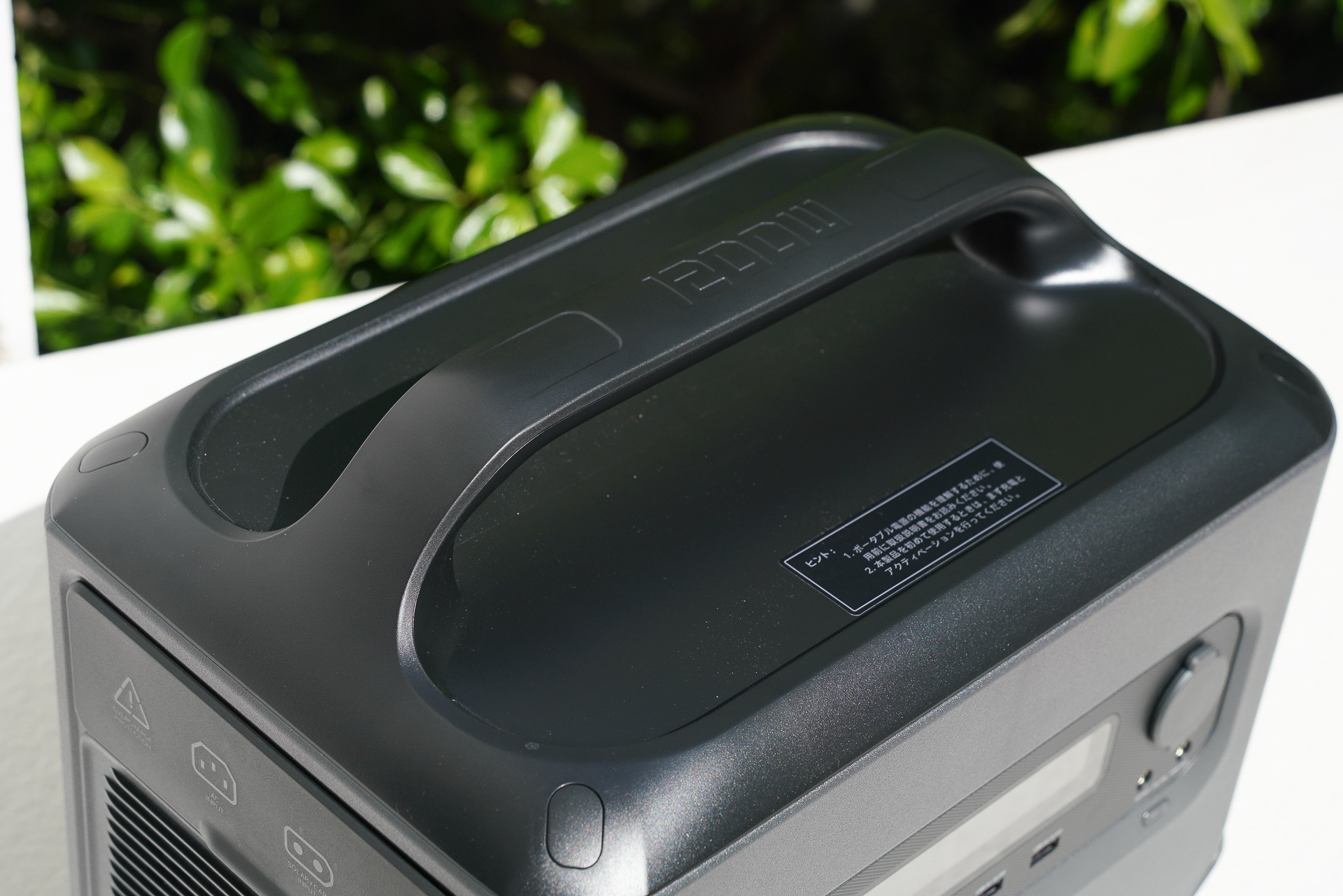 上部にはシッカリした作りの取っ手がある。天板は小物を置きやすい形状