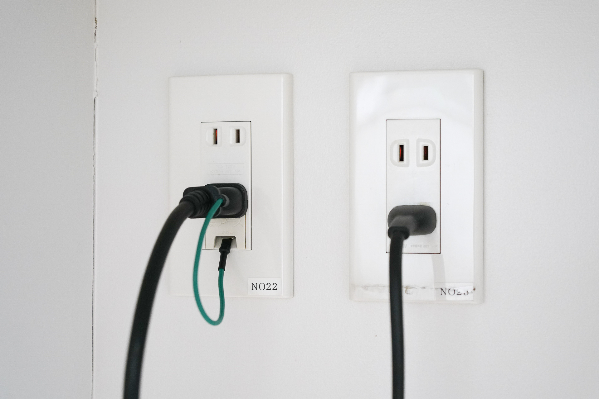 充電時のコンセントは壁から直接で、できればアース線をつなぐ（左）。一般的な電源ケーブル（右）よりだいぶ太い