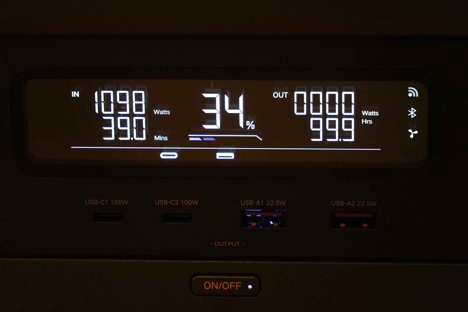 コンセントにつなぐと1000W超で充電が始まる。左側が入力電力表示。30％からなら50分程度で完了