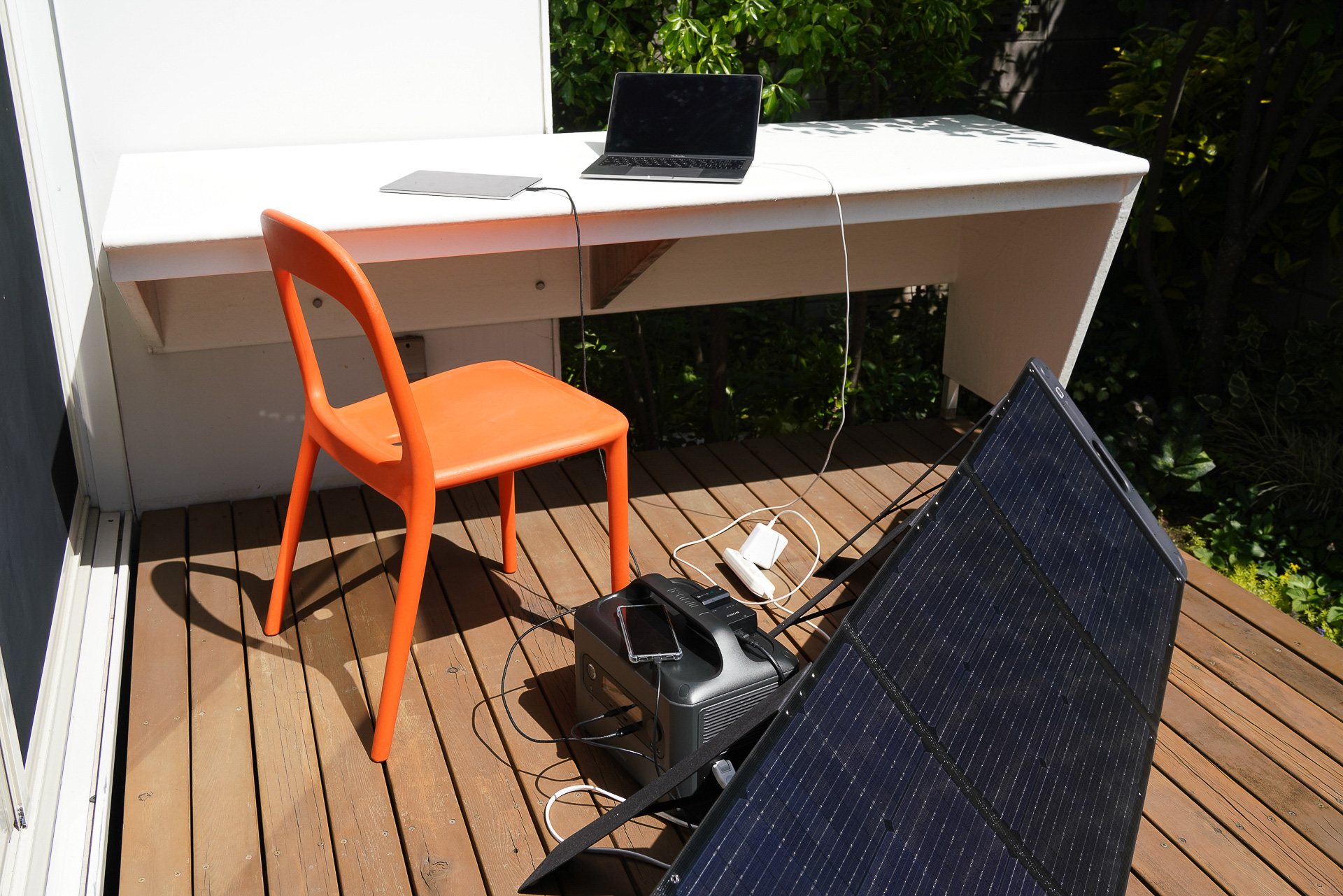 充電中にバッテリー使用も可能。リモートワーク風にノートPCやタブレット、スマホなどを充電してみたが、75W程度の使用量でもちろん余裕