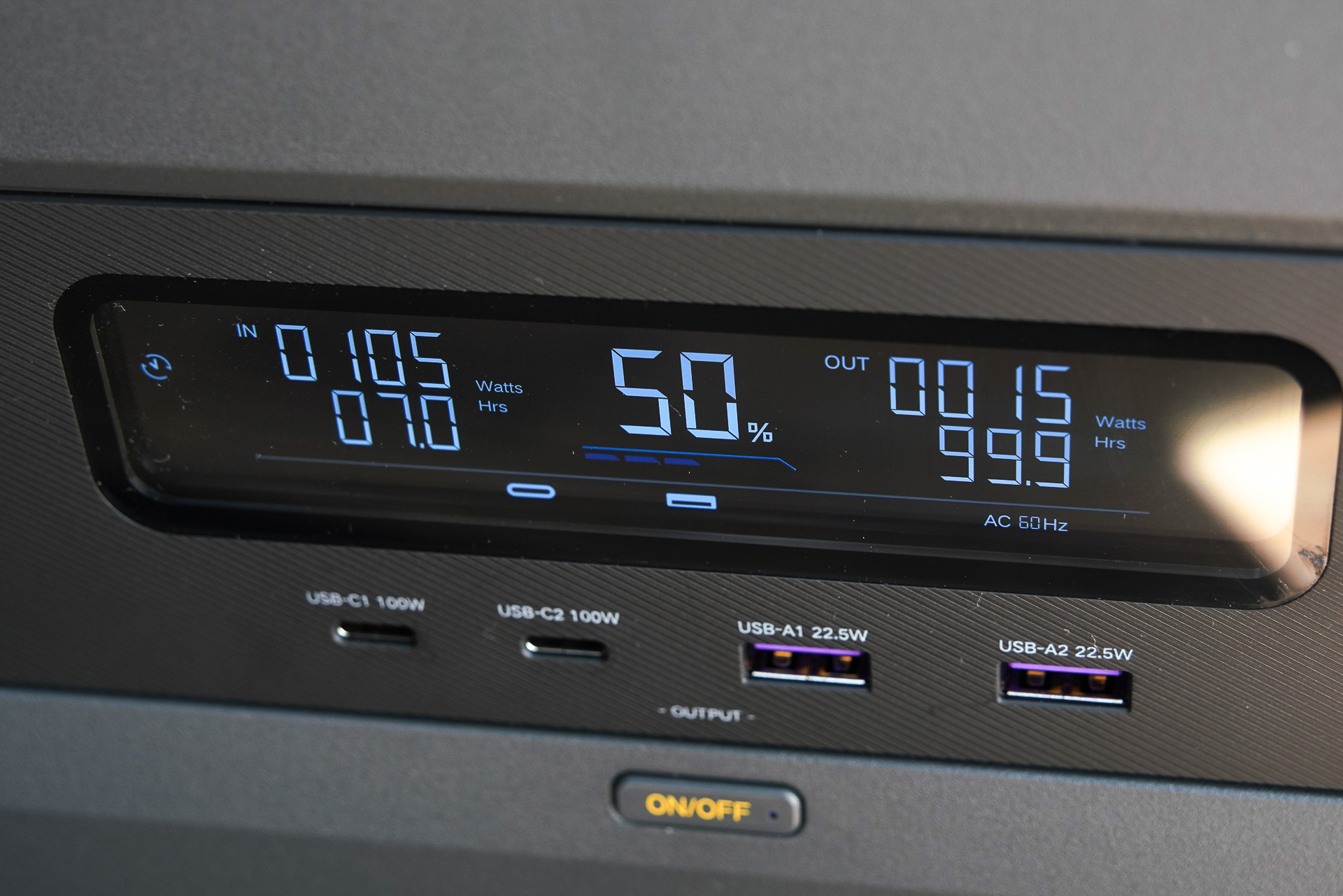 ソーラーパネルで充電しながらバッテリーを使うこともできる。左が充電量で右が使用量