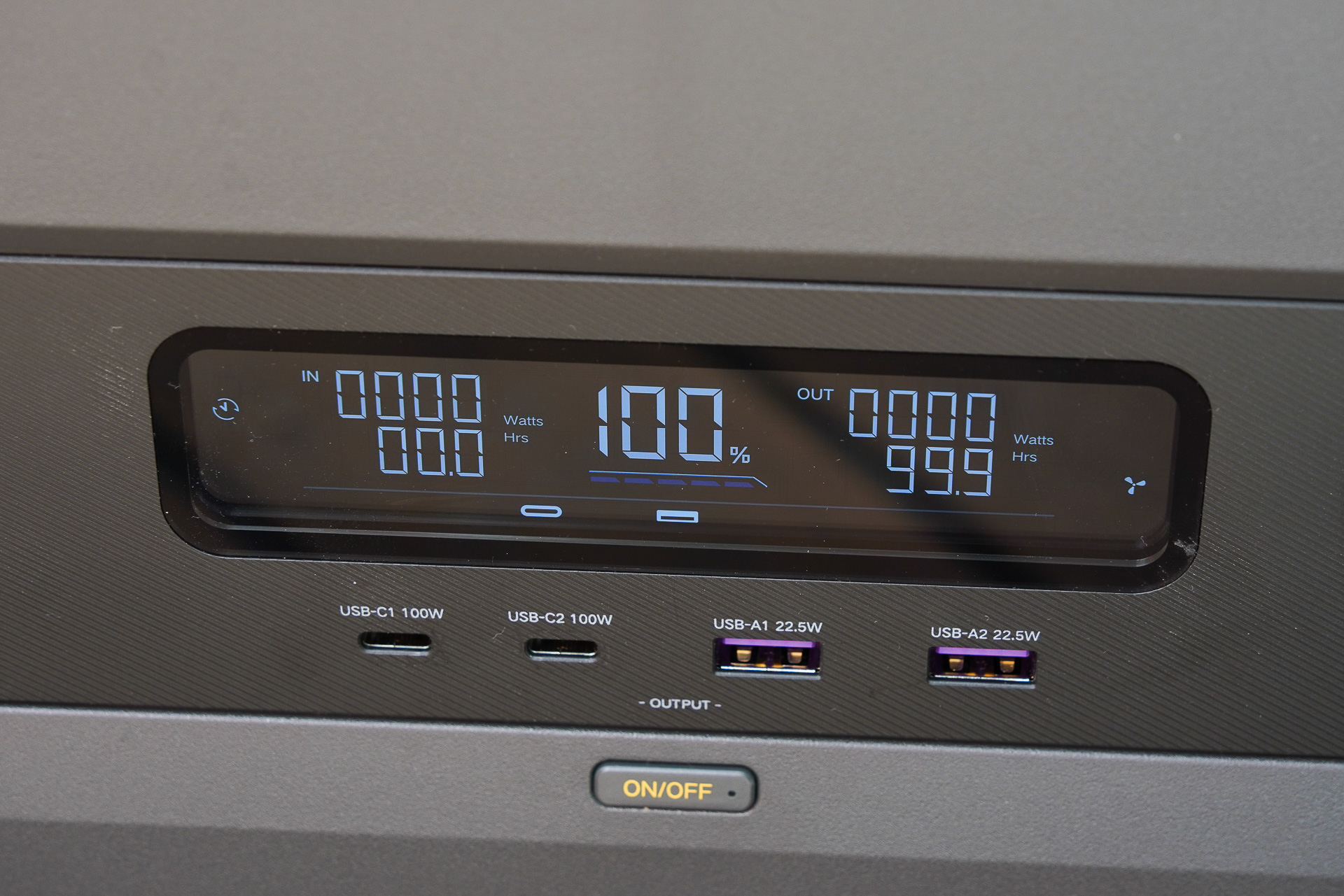 充電が完了するとこのような100％表示になり、入力が止まる