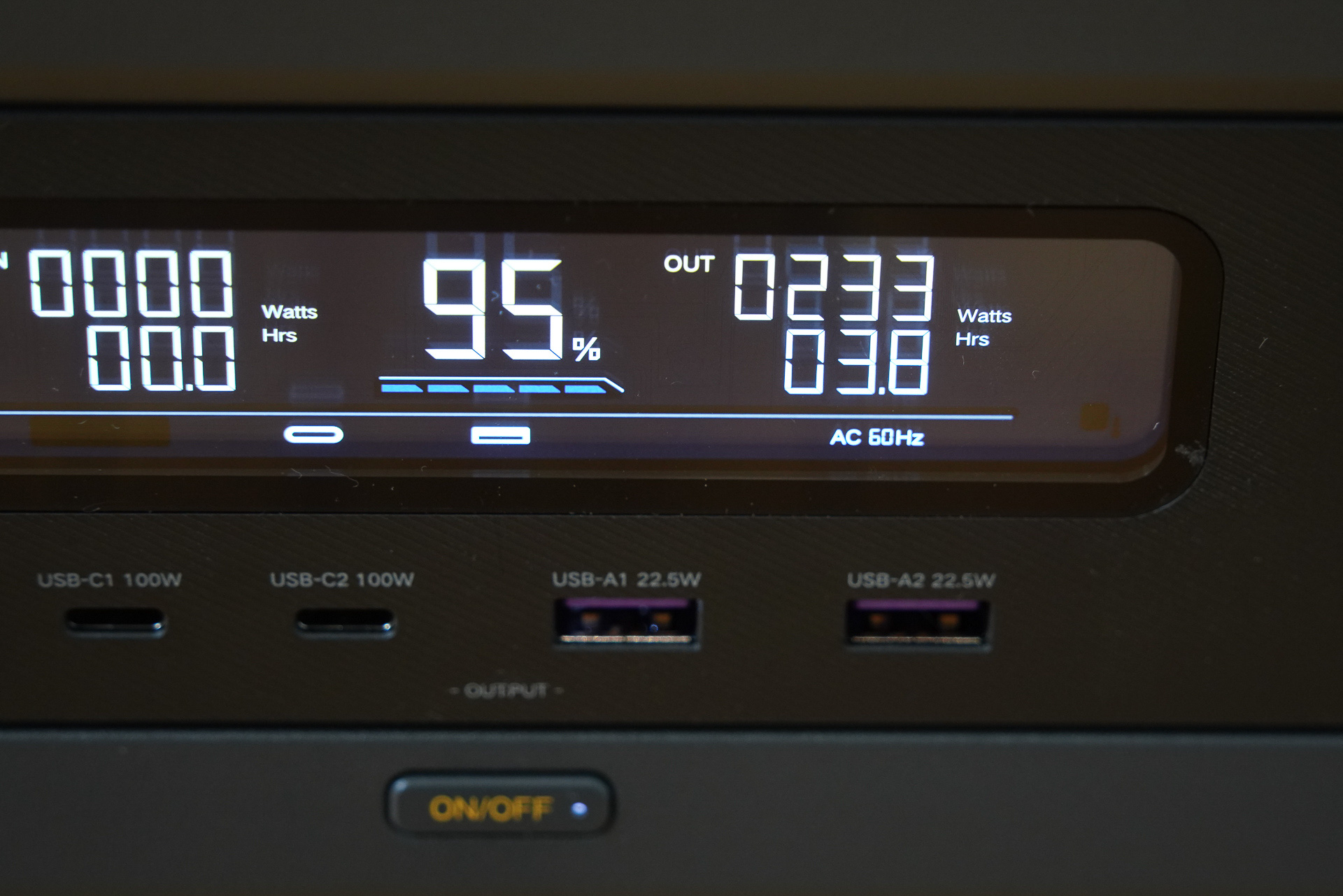 最大でも230Wあたりで推移。4時間程度は持つ