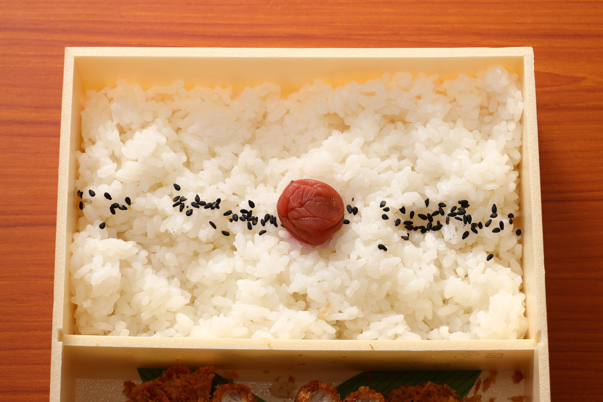 サラッと盛られたご飯はそれほど多くはなく、梅干しとゴマが乗っています