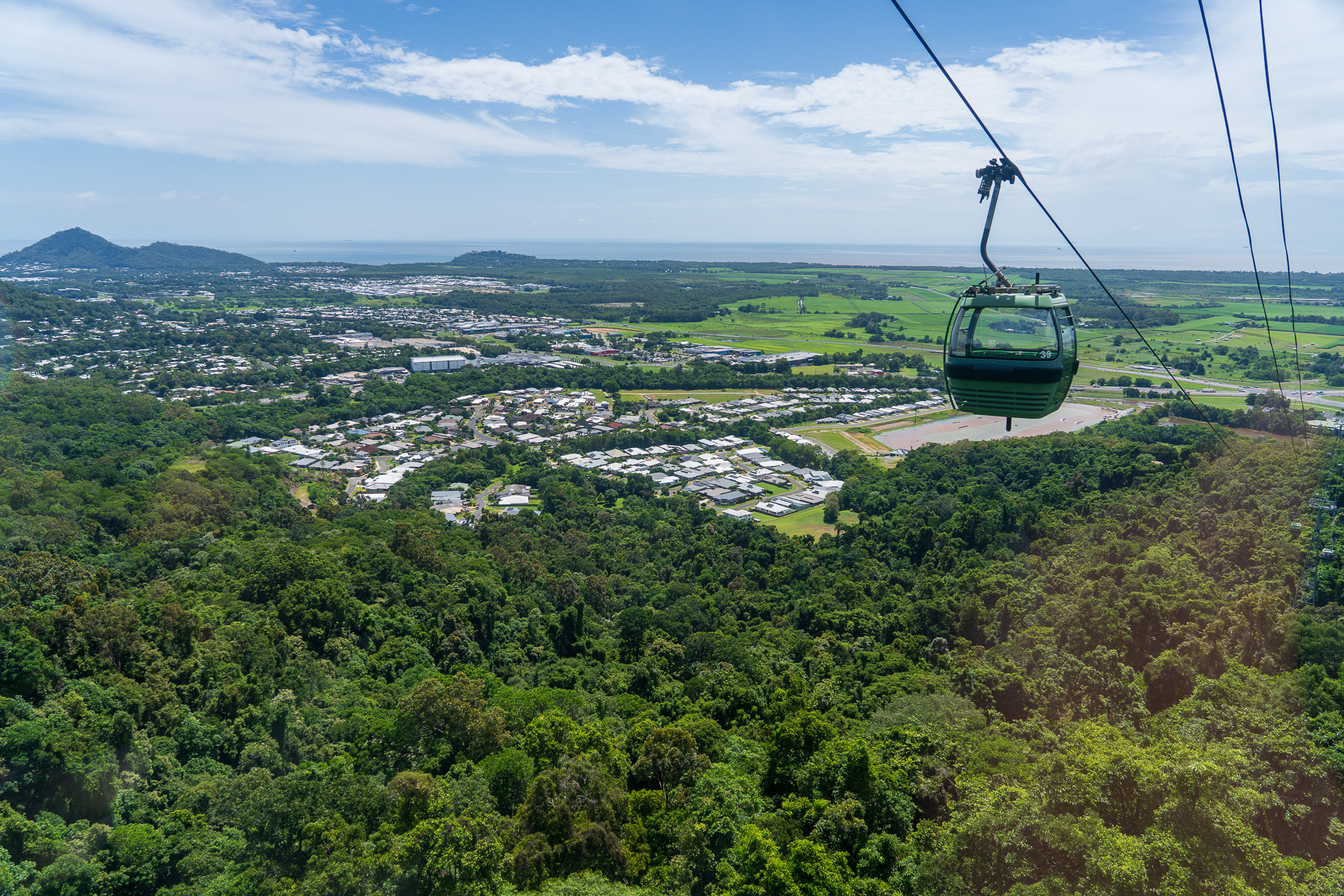 世界遺産の森をロープウェイ「スカイレール」で