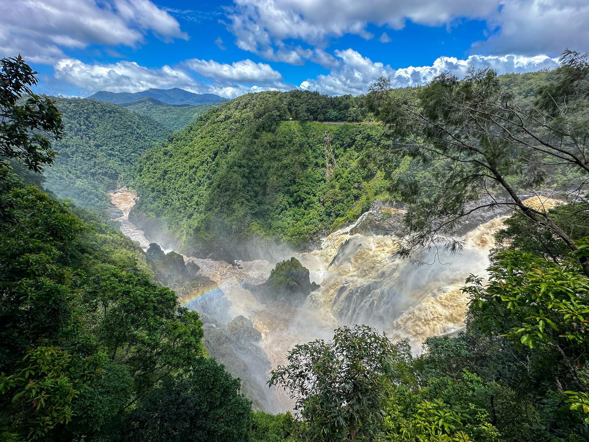 あちこちで「Spectacular！（素晴らしい！）」という声があがっていたバロン滝。数日前に豪雨があったそうで滝の水量がとんでもないことに