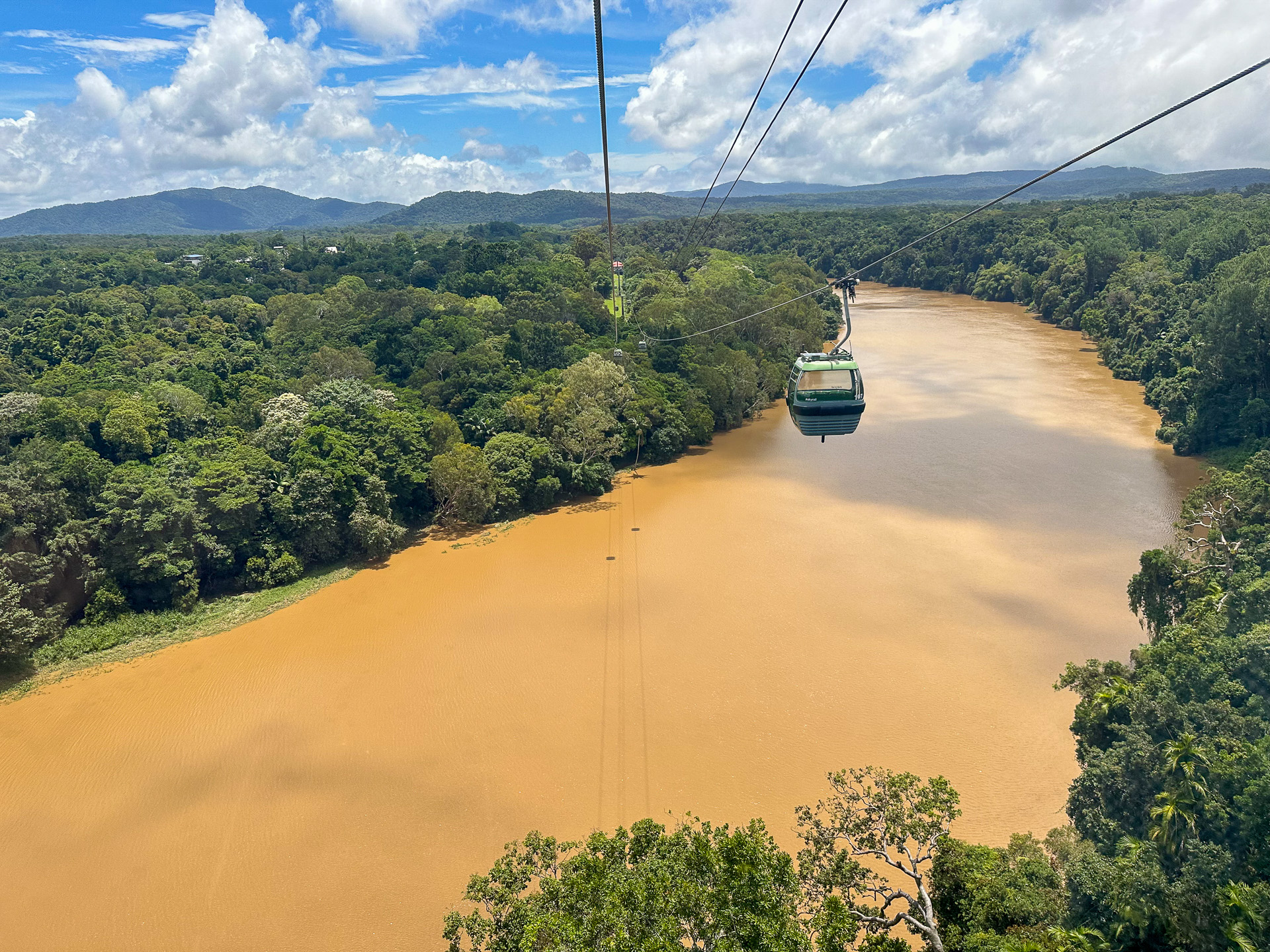 増水したバロン川の上をゴンドラで通過。いかにもワニがいそうです（実際いるらしい）