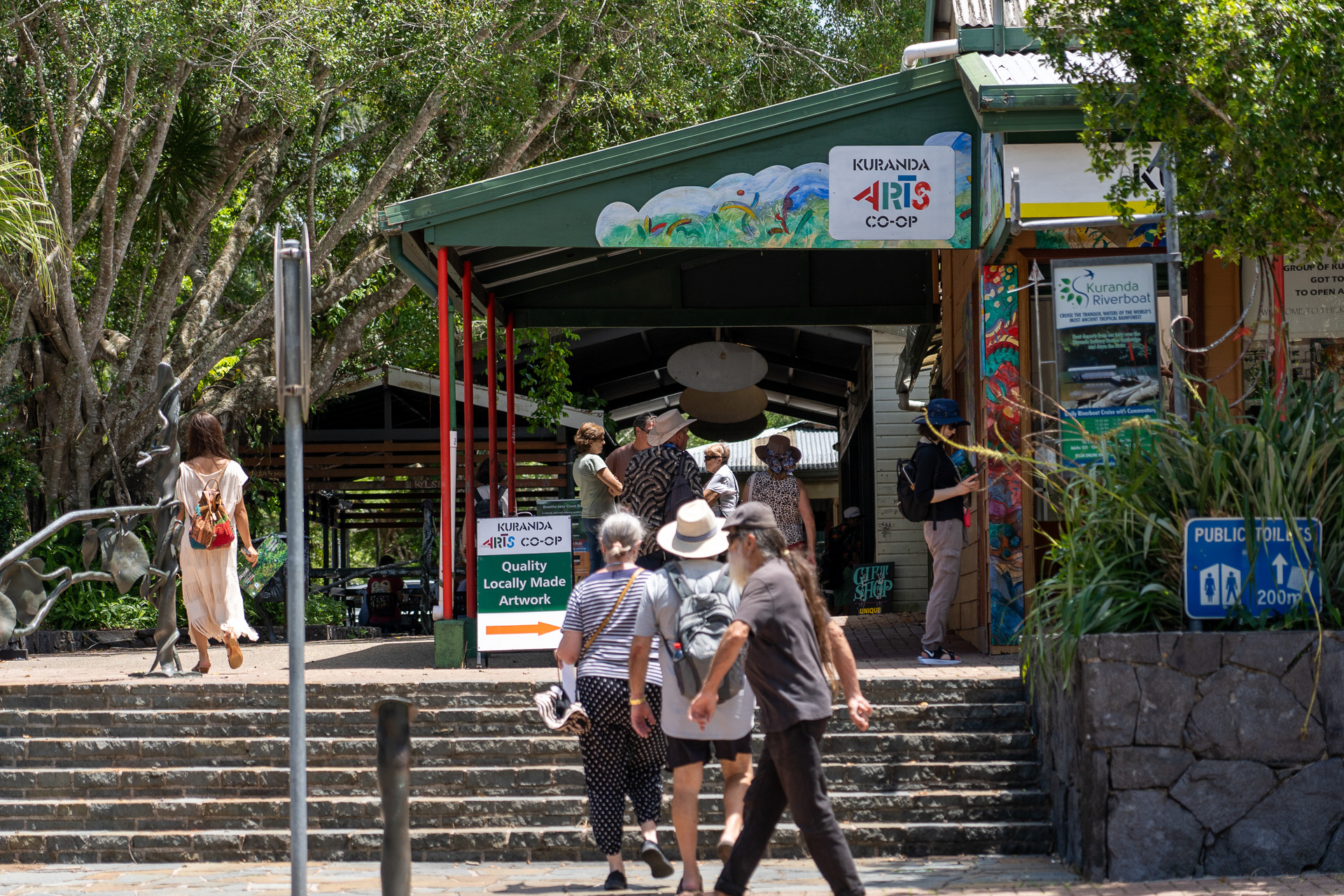 キュランダの街はどこかヒッピーカルチャーの香りがするなと思ったら1960年代にアーティストやヒッピー達が集まって住み着いた歴史があるのだとか