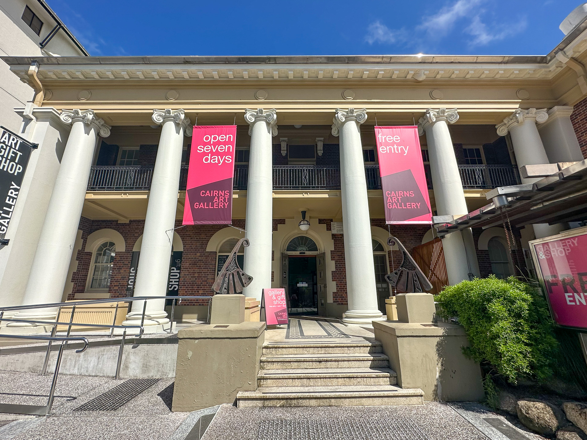 ケアンズ・アート・ギャラリーは地元アーティストの作品やアボリジナルアートも