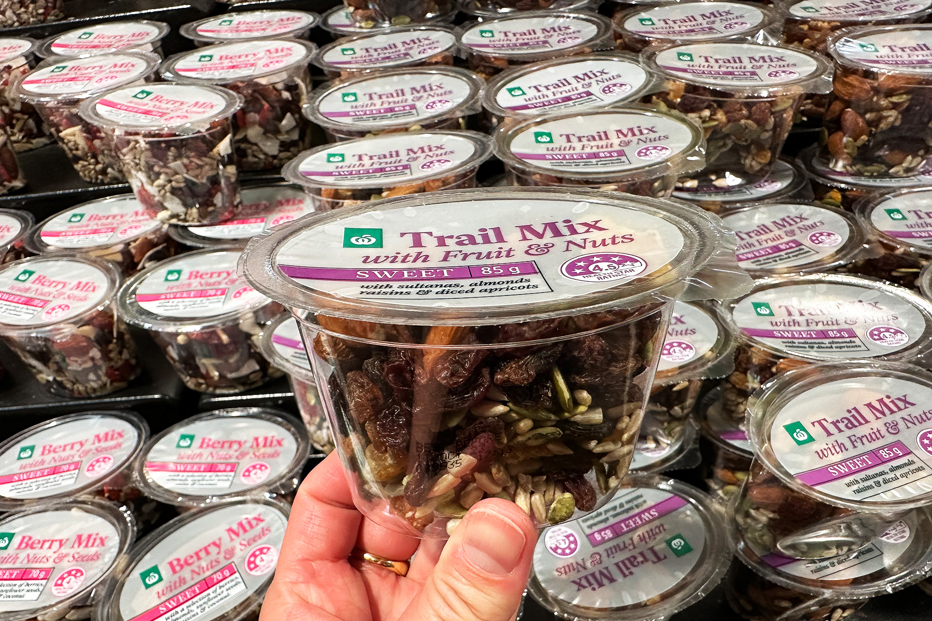 TrailMix（トレイル ミックス）というフルーツやナッツの詰め合わせ。オージーっぽい！