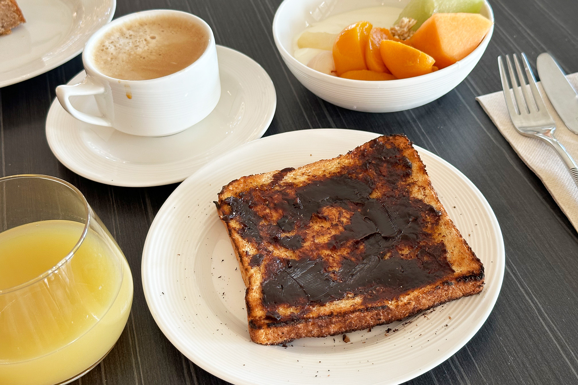 ホテルの朝食では必ずトーストに付けて食べていました。バターと一緒に塗るのがベスト