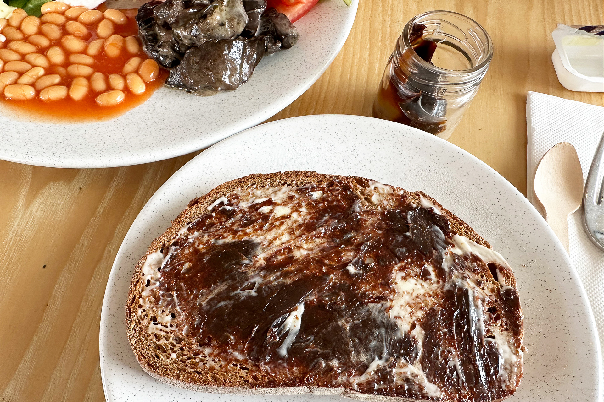 ホテルの朝食では必ずトーストに付けて食べていました。バターと一緒に塗るのがベスト