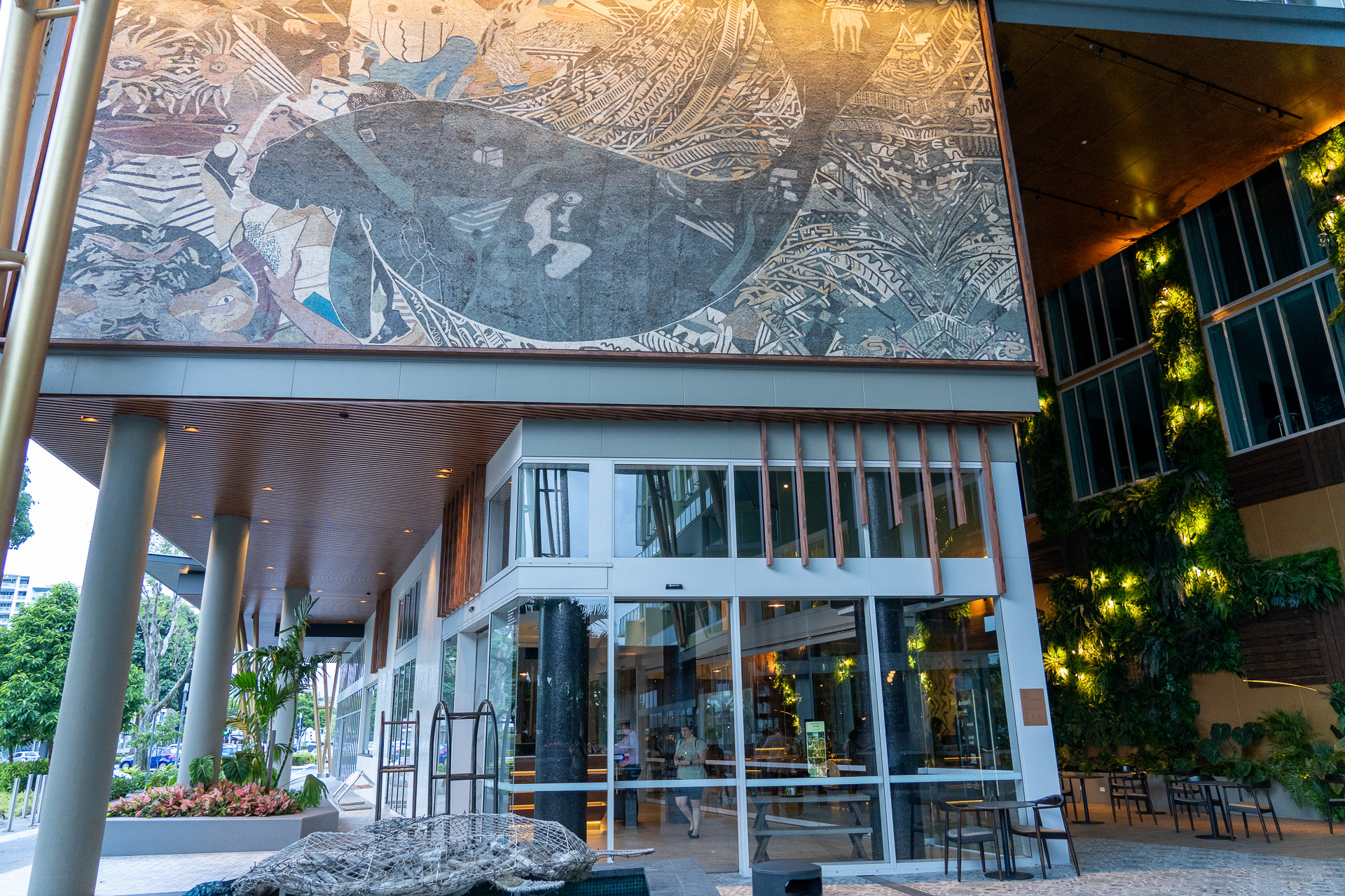 ホテルエントランスには鯨が描かれた巨大壁画アート