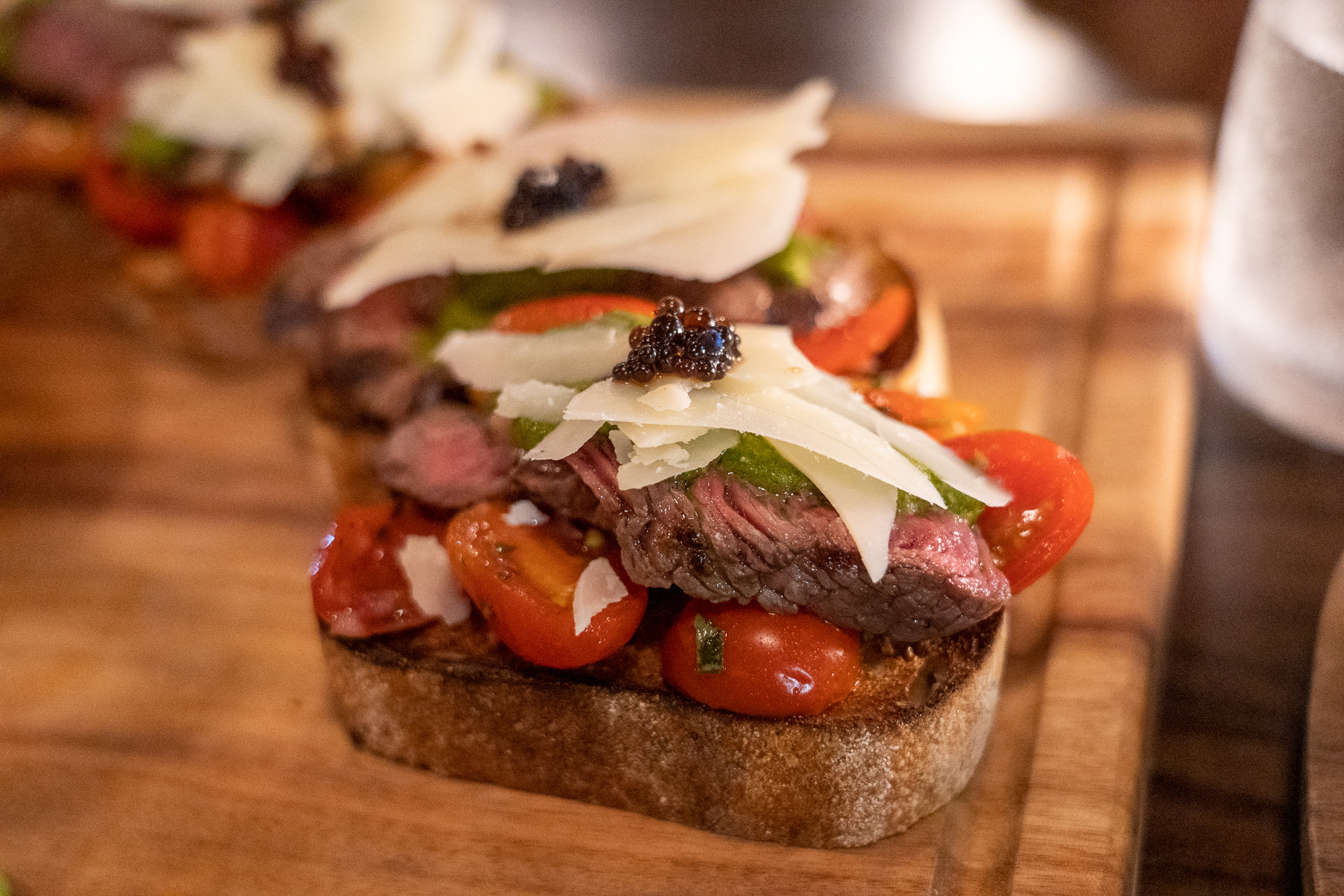 どれがメインか分からないような豪華さですが、美味しいステーキがメイン