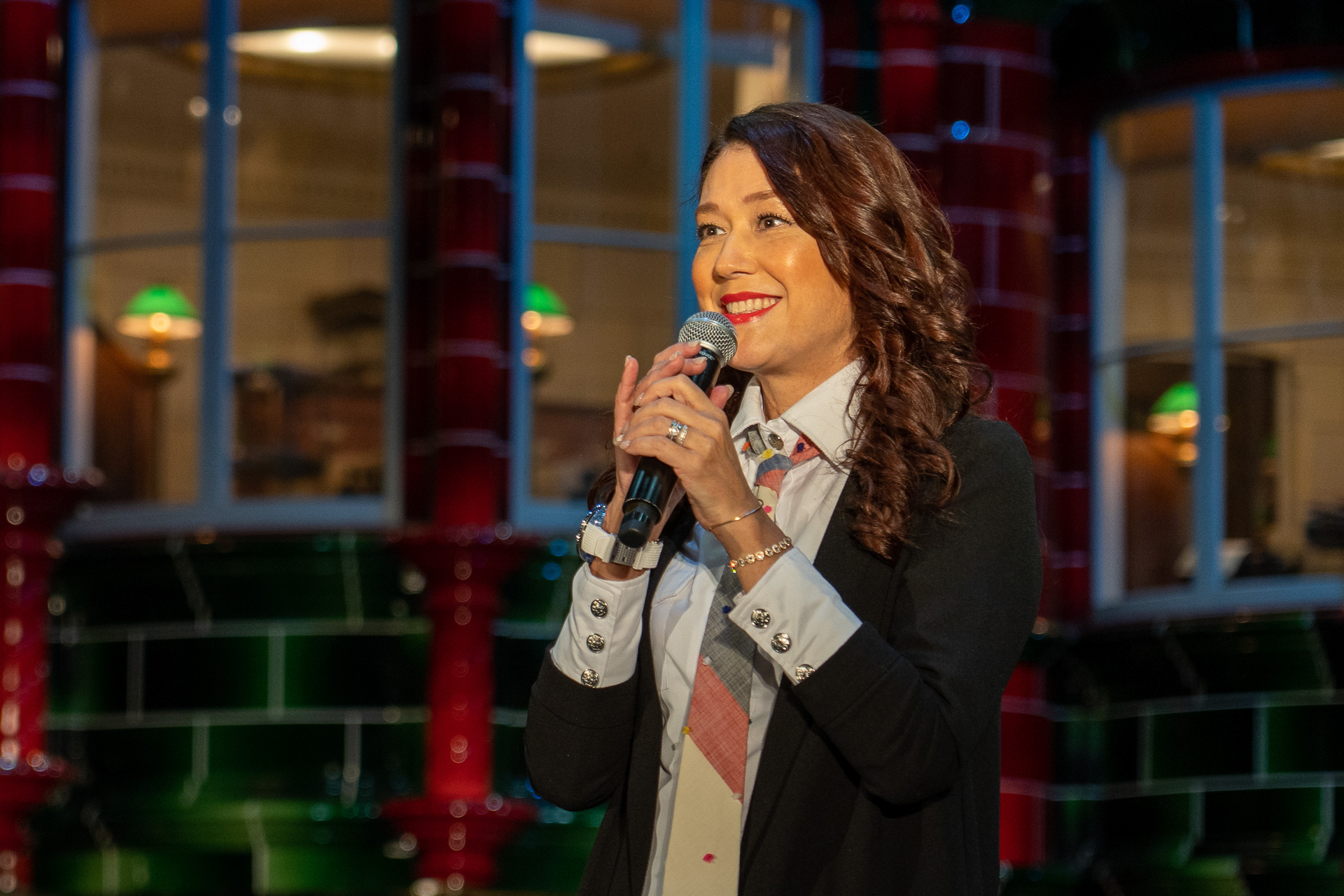 「リアル感、スケール感、開放感すべてが素晴らしいセット。オープンしたら主人とここで魔法界デートしたい」とLiLiCoさん