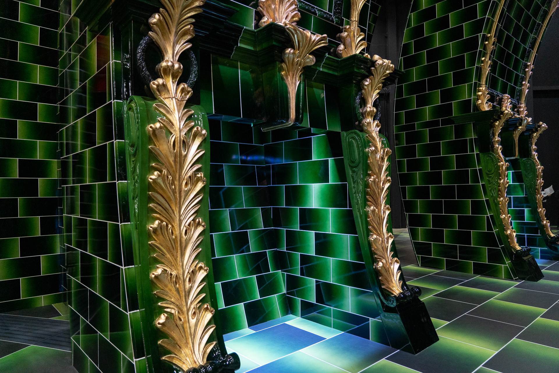 ここではスモークや照明効果で煙突飛行粉を振りかける魔法のような体験の写真や動画を撮影できる