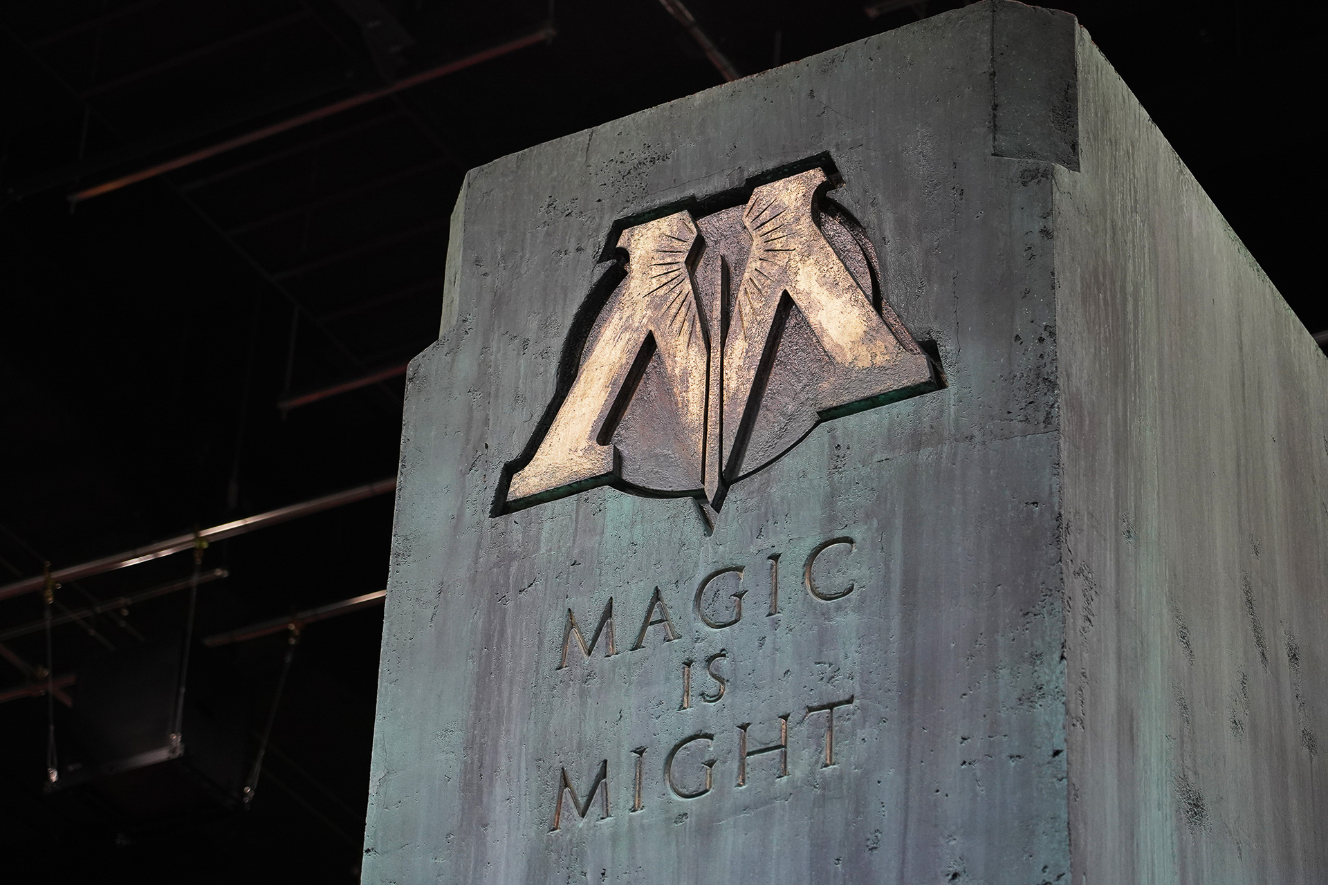 刻まれているのは「MAGIC IS MIGHT＝魔法は力なり」という文字