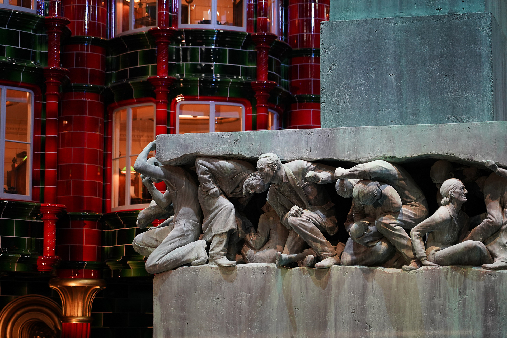 魔法界に弾圧されるマグル像58体