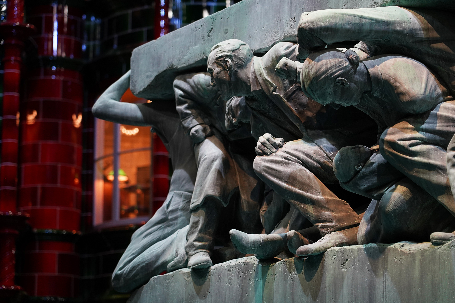 銅像はこのマグル像を含めてスチロール材でできており手作業で色付けされている