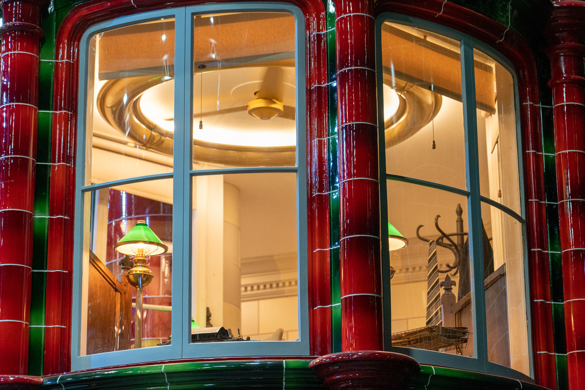 ちょっと高い位置にあるのでなかを覗き込むことができないが、ひと部屋ひと部屋違っているのが分かる。ネクタイが掛かっていたり、書類が積み上がっていたり