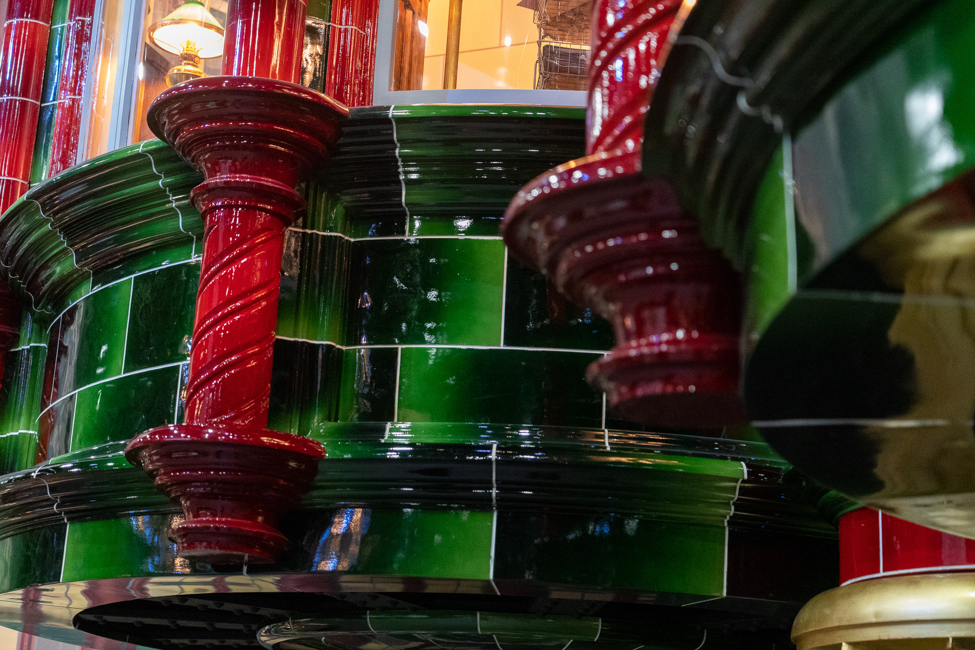 赤と緑のこのタイル、実は木製！　セラミックタイルに見えるようにラッカー塗装が施さている