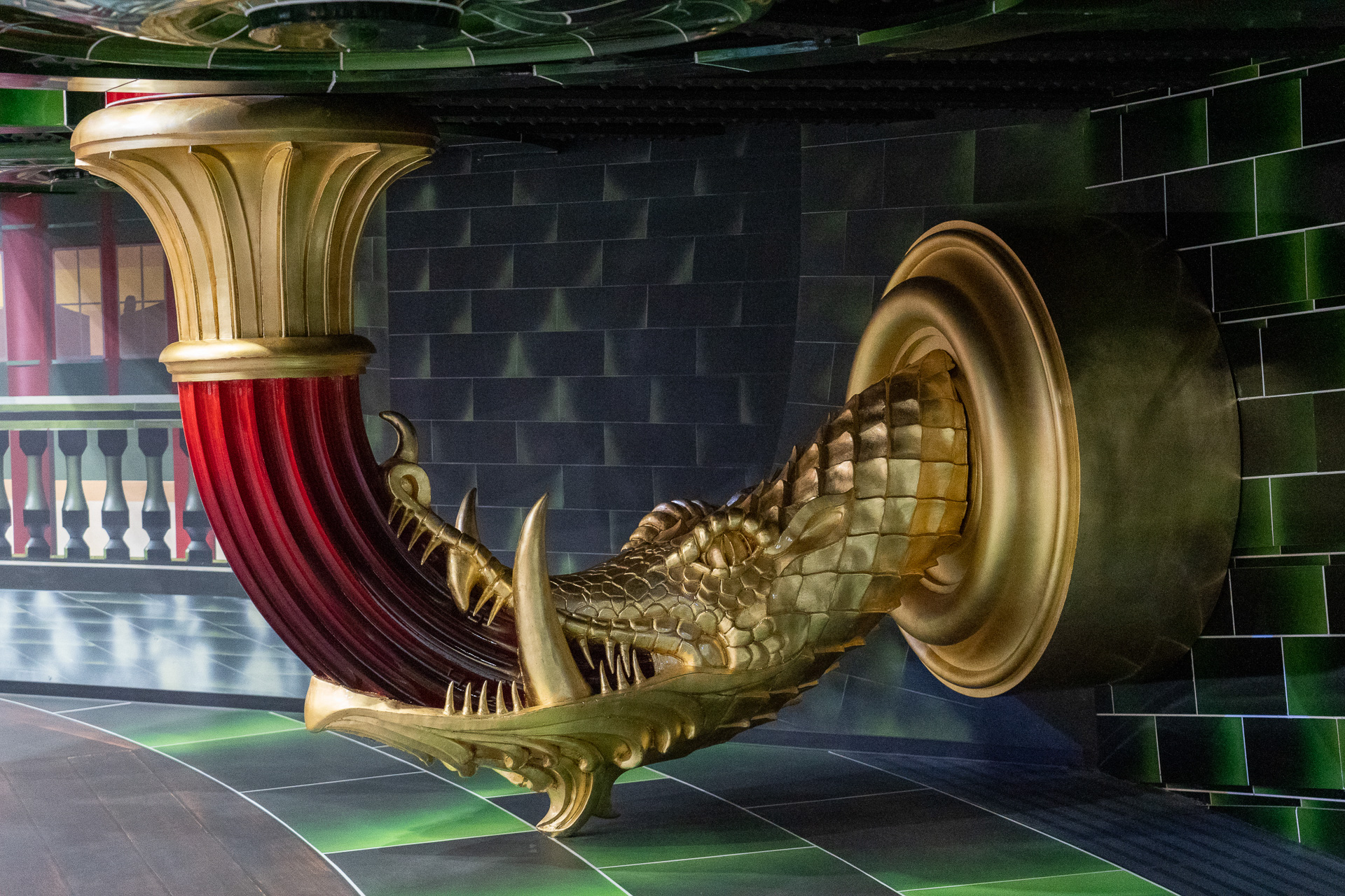 支えている台座部分のモチーフはクロコダイル