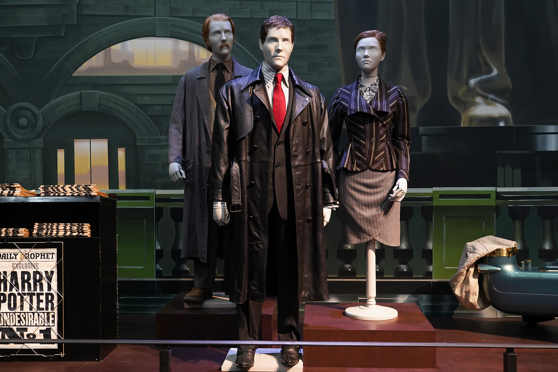 ハリー、ロン、ハーマイオニーは、魔法省のこの3人の職員に変身して潜入した