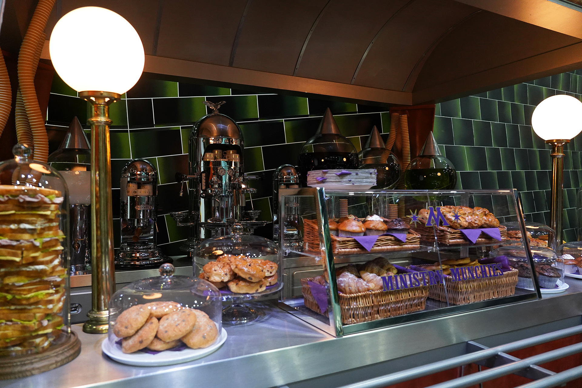 売店のセットには本物のスイーツが並んだが、ハリー役のダニエル・ラドクリフがよく手を伸ばしていたのでしょっちゅう補充する必要があったとか