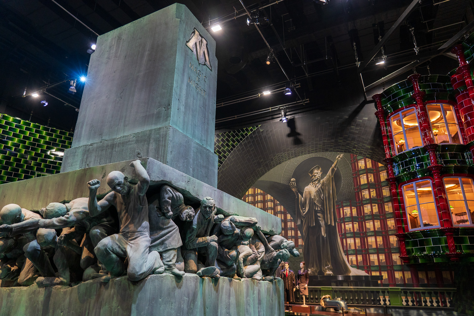 面積は900m<span class="em sup">2</span>を超えるフルスケールの魔法省のセットに足を踏み入れられるのはスタジオツアー東京だけ。ますます開業が待ち遠しい