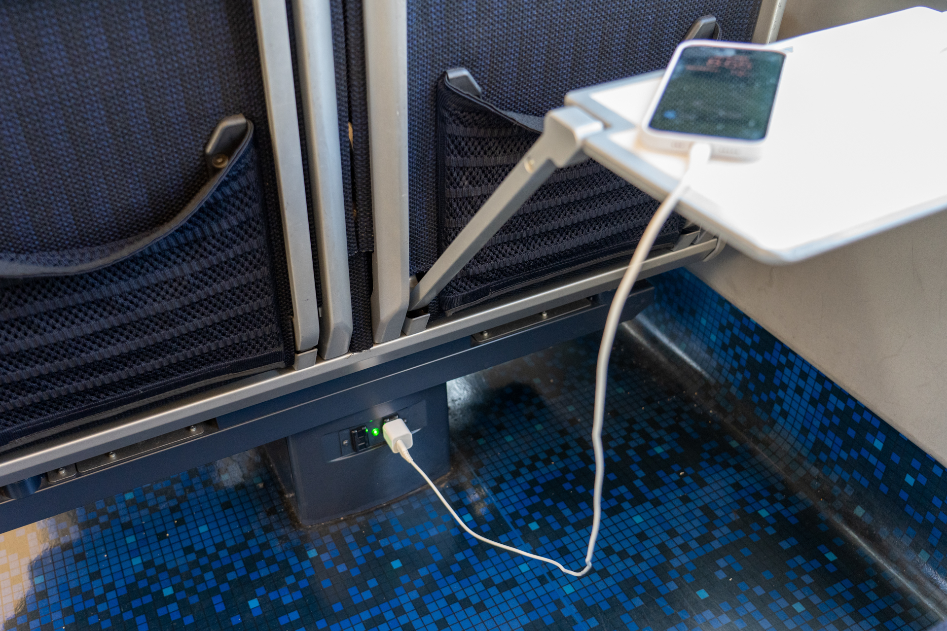 全席の足元にACコンセントを完備