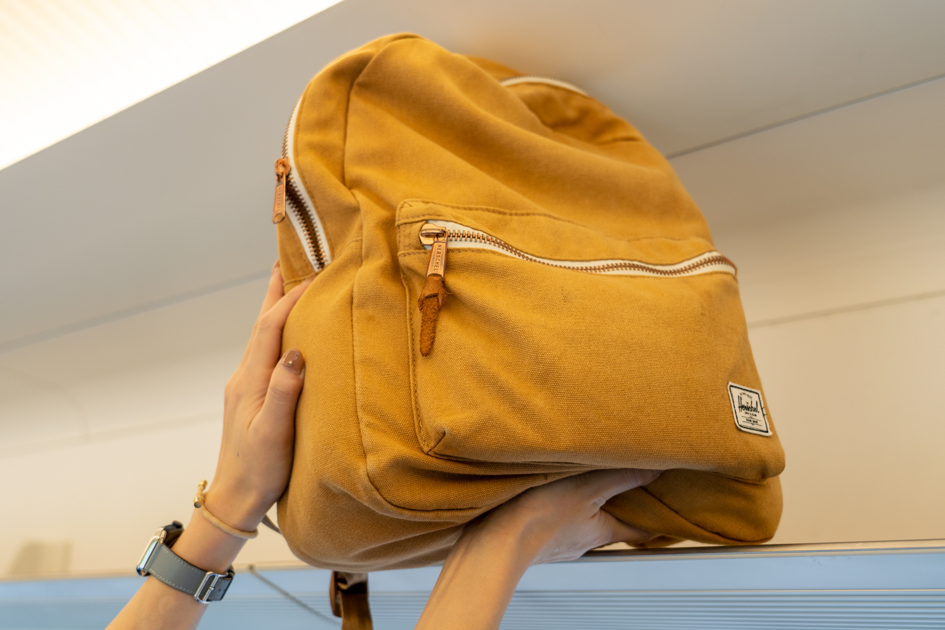 ちょっと大きい荷物は上のスペースに